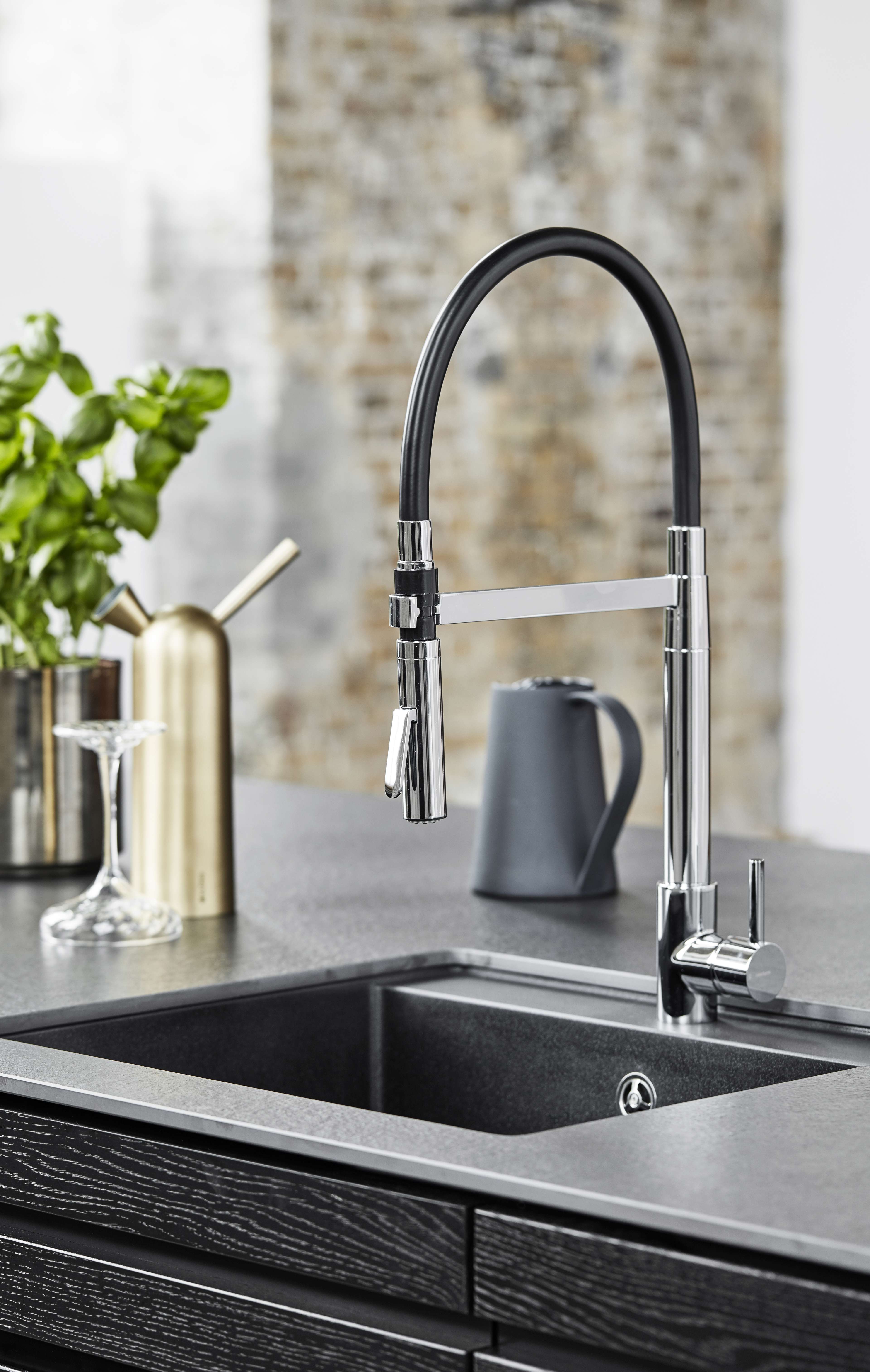 CIMA-Küche aus dunkler Eiche mit modernem, elegantem Wasserhahn und strukturierten Schränken, die Eleganz und Funktionalität in einem modernen kulinarischen Raum vereint.