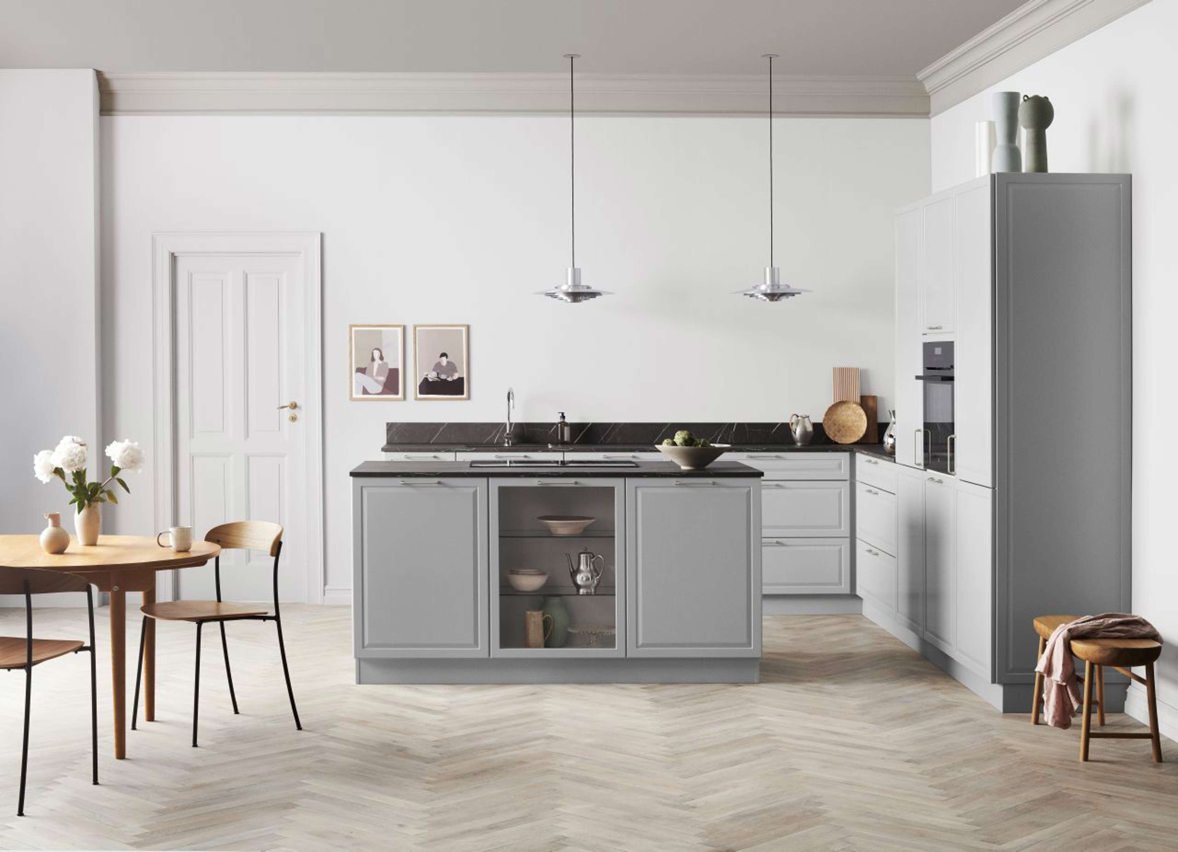 PAVIA-Küche in reinem Grau mit eleganten Schränken und minimalistischem Design, elegantem, mattem Finish und modernen Armaturen für einen anspruchsvollen Look.
