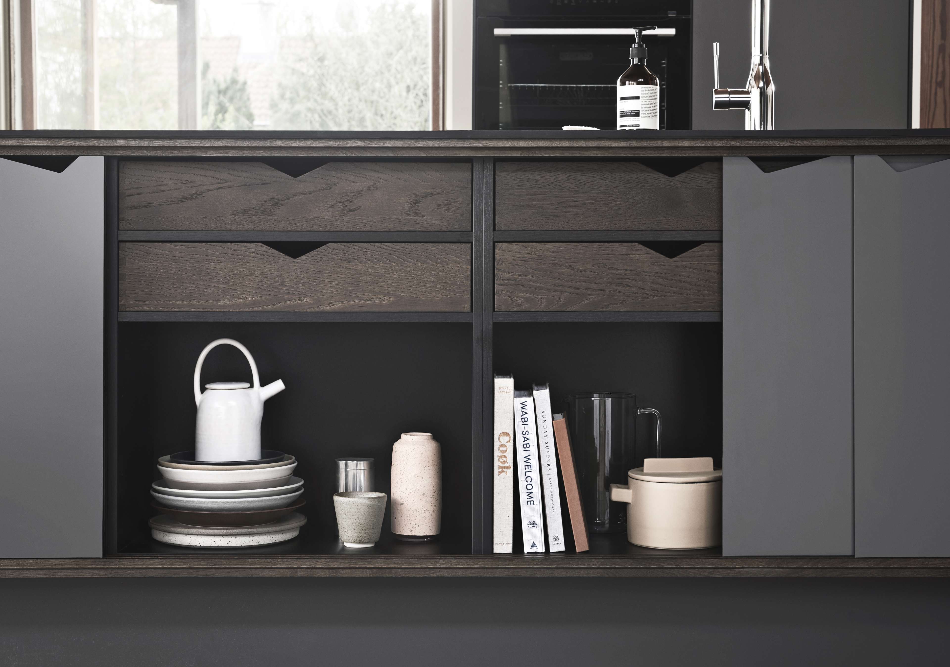 PRATO mørkegrå kjøkkenskap med sømløs håndtaksdesign, med elegant, moderne stil og rikelig med oppbevaring for et moderne hjemmekjøkken.