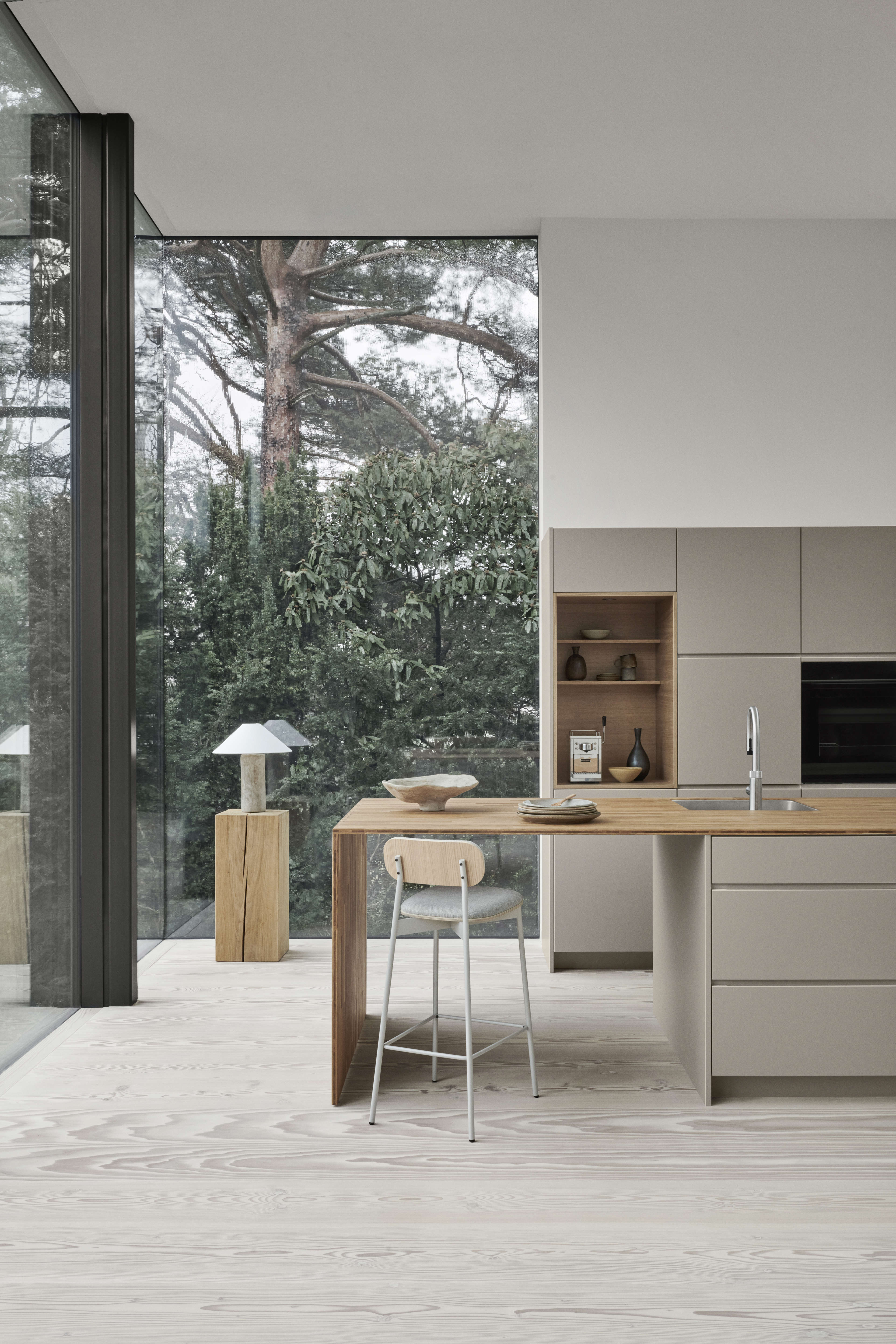MANO arizona beige kök med elegant, minimalistisk design, med handtagslösa skåp och integrerade vitvaror, som förkroppsligar nordisk elegans.