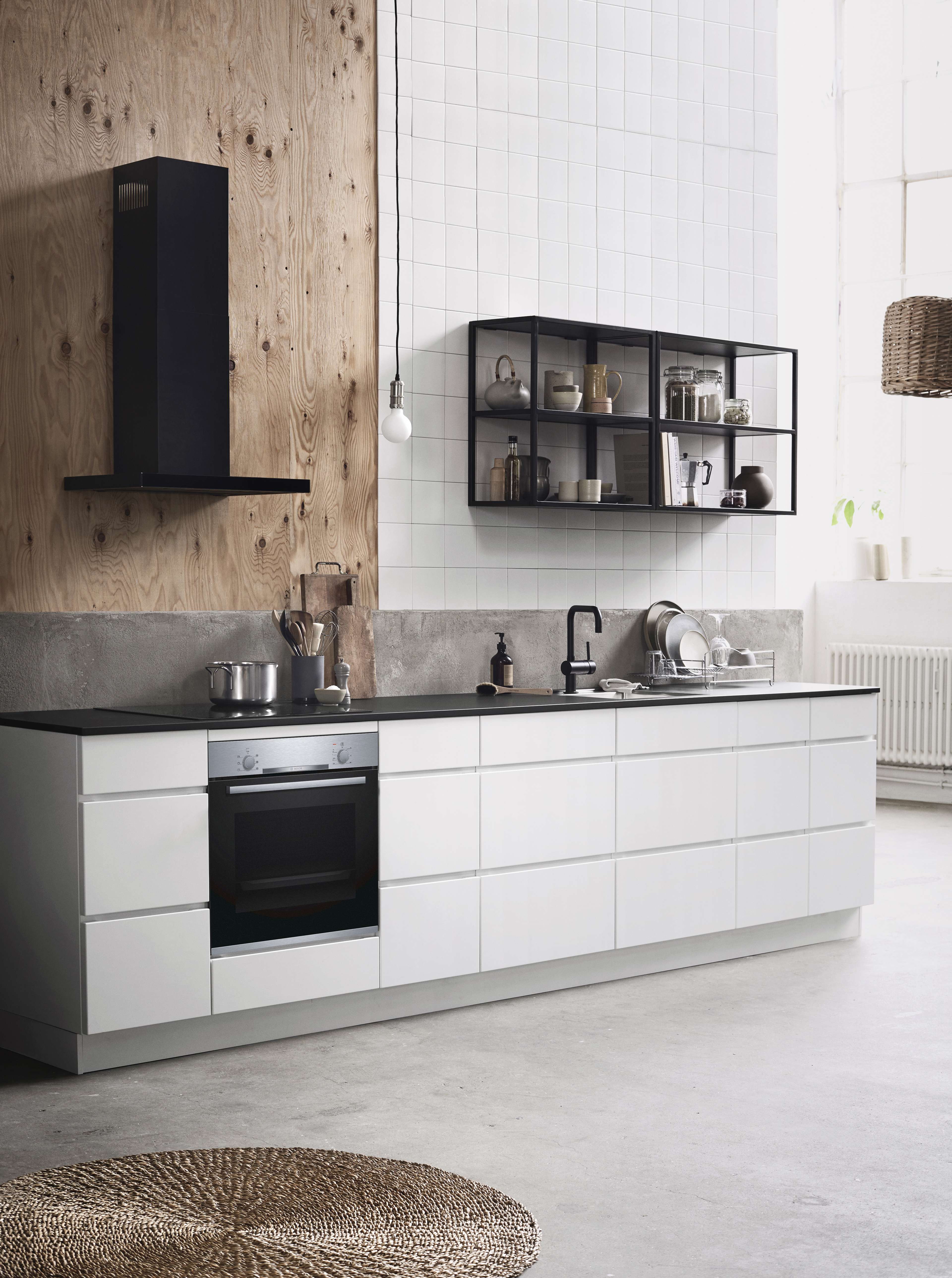 Cuisine rustique blanche avec four encastré et façades blanches