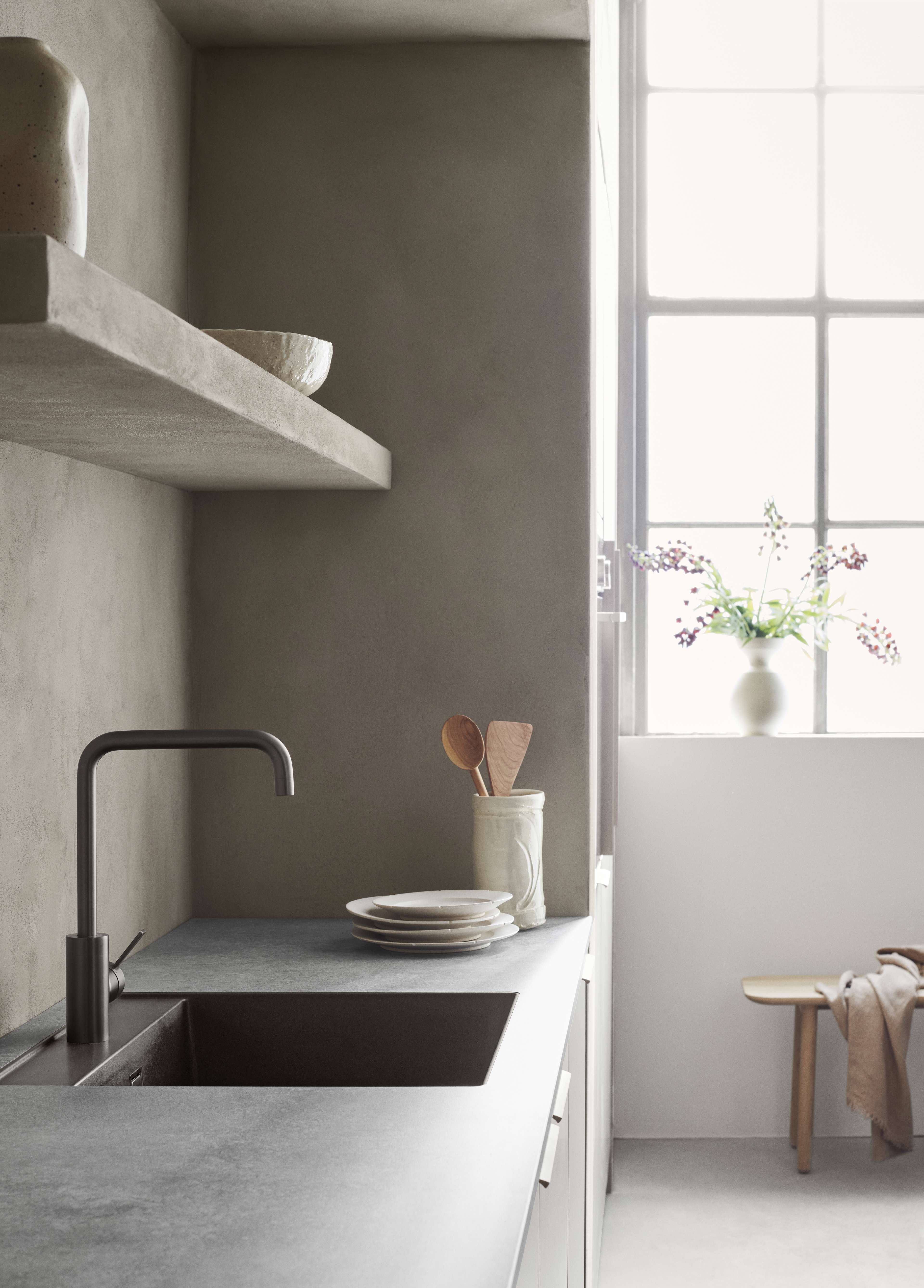 BORDO Kleikeuken met minimalistisch design, met zachte, aardetinten en strakke lijnen voor een moderne, functionele werkruimte met voldoende licht.
