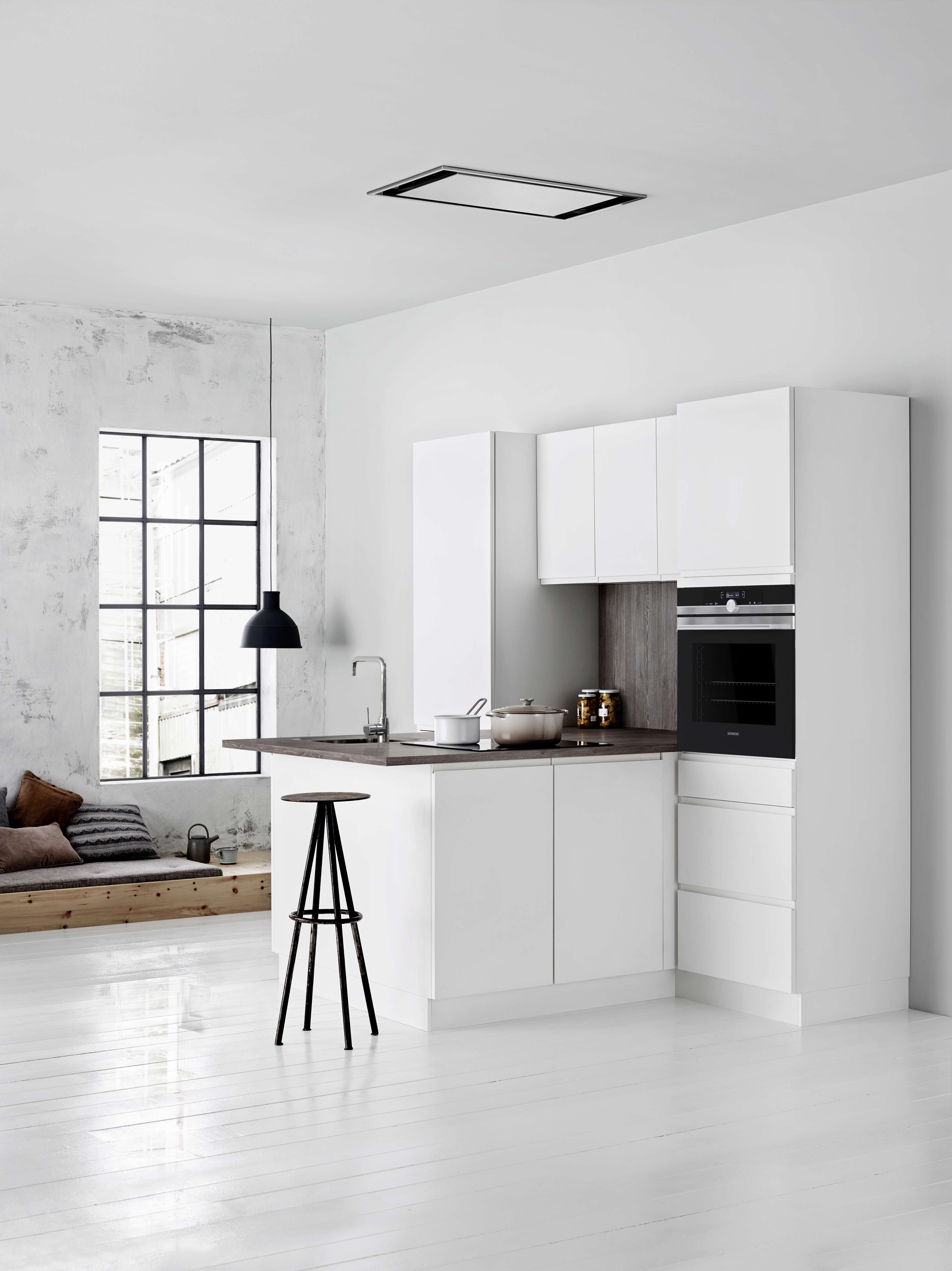 NOLIAM hvitt kjøkken med sømløse skap og integrerte hvitevarer, med minimalistisk design og elegante finisher for et moderne utseende.