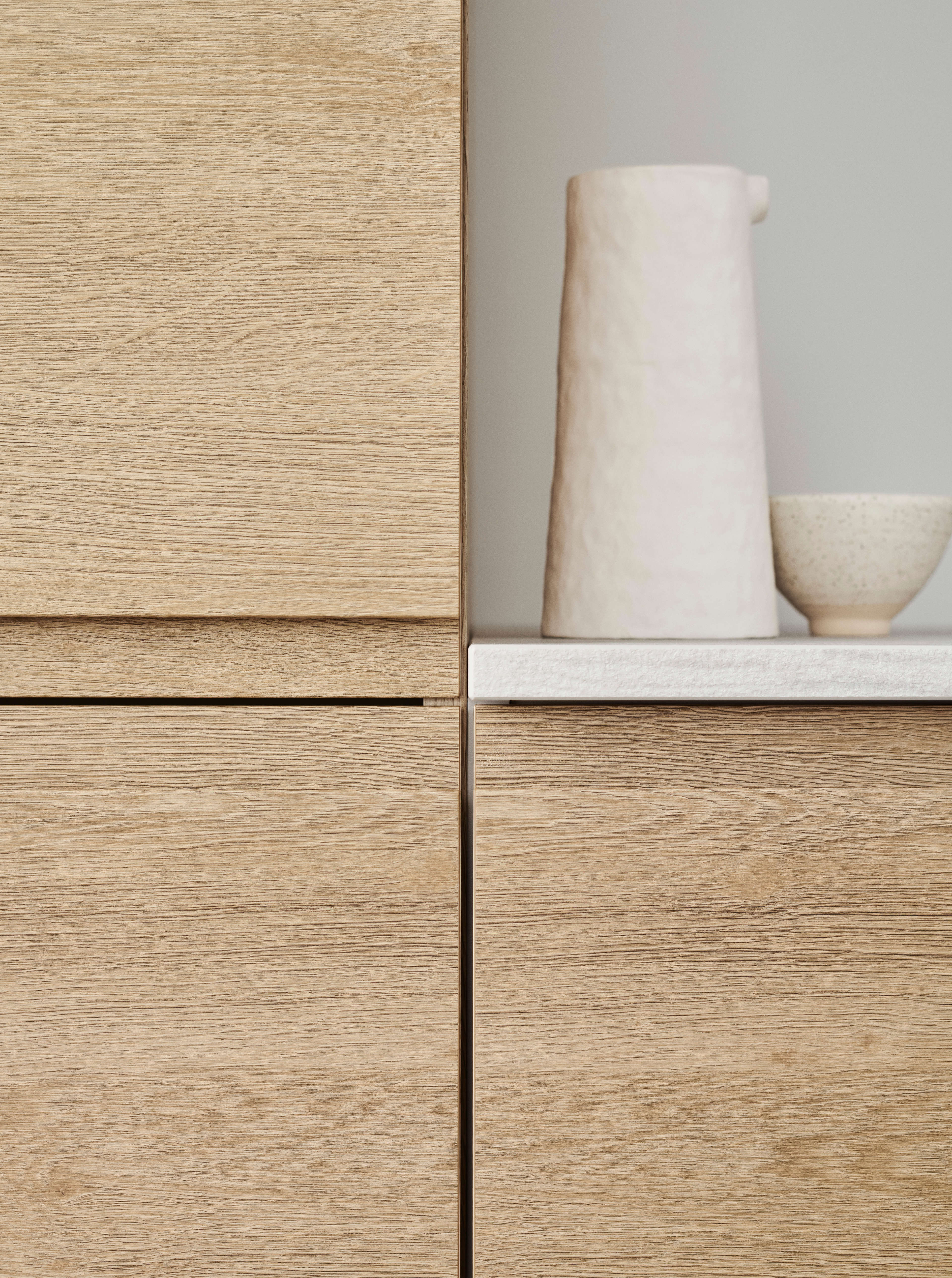 NOLIAM kjøkkenskap i tre med en moderne beige finish, som viser et minimalistisk design med slanke teksturer for en elegant oppbevaringsløsning.