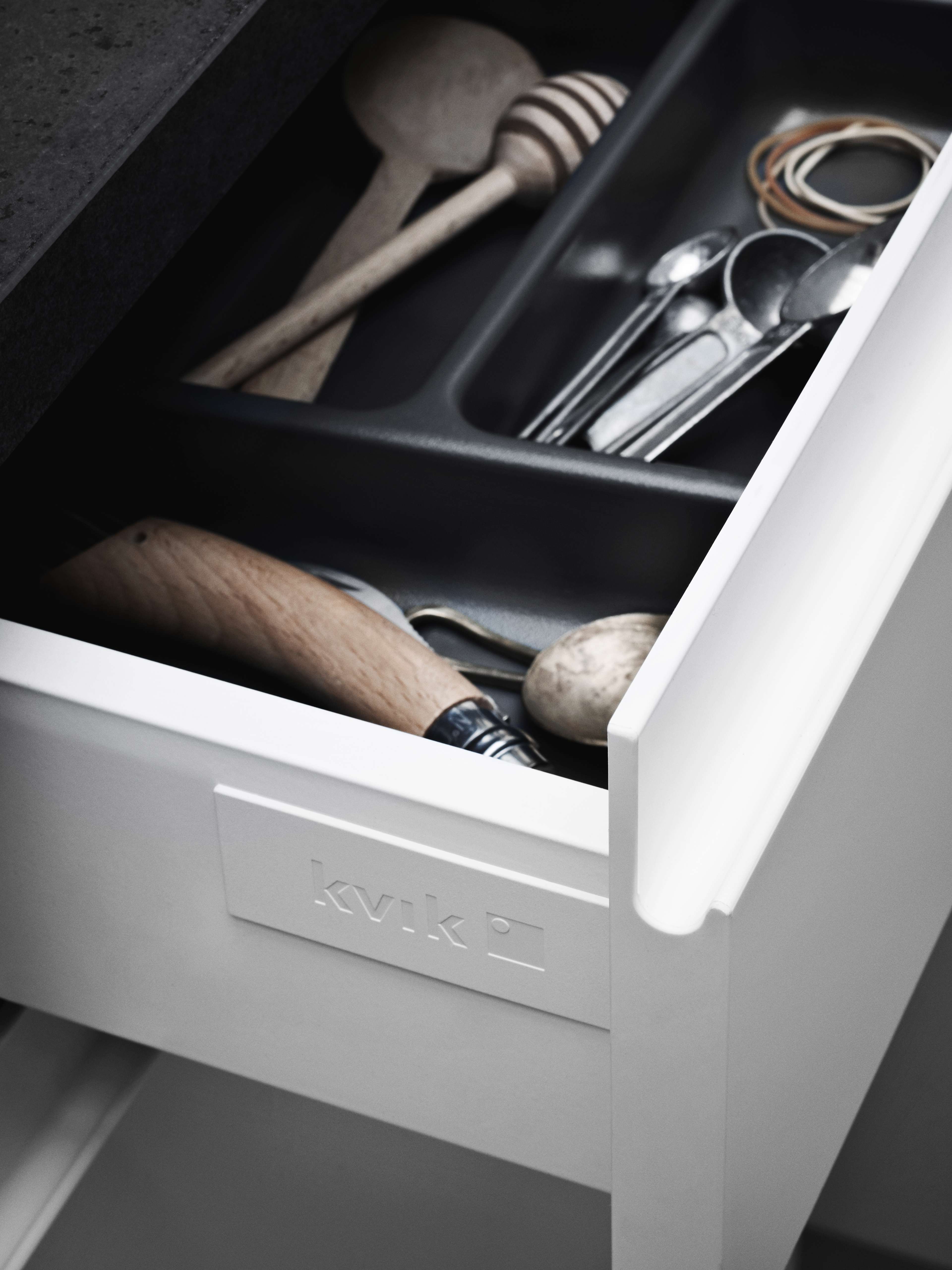 NOLIAM white kitchen drawer with minimalist design, featuring sleek handles and ample storage for utensils, combining elegance and functionality.