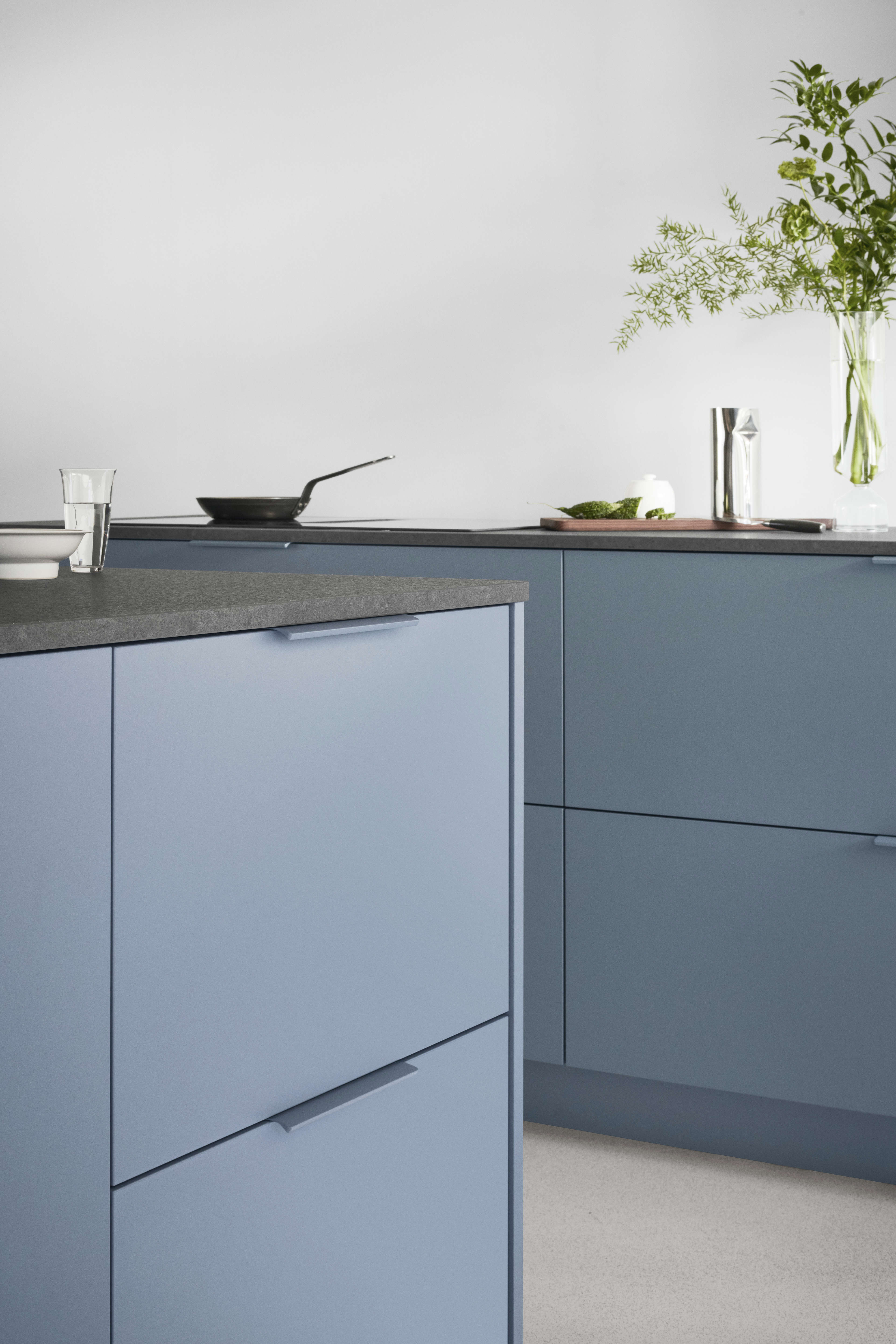 BORDO blå køkkenskabe med moderne slankt design, der tilbyder en beroligende skygge og rummelig opbevaringsløsning, der forbedrer moderne boliginteriør.