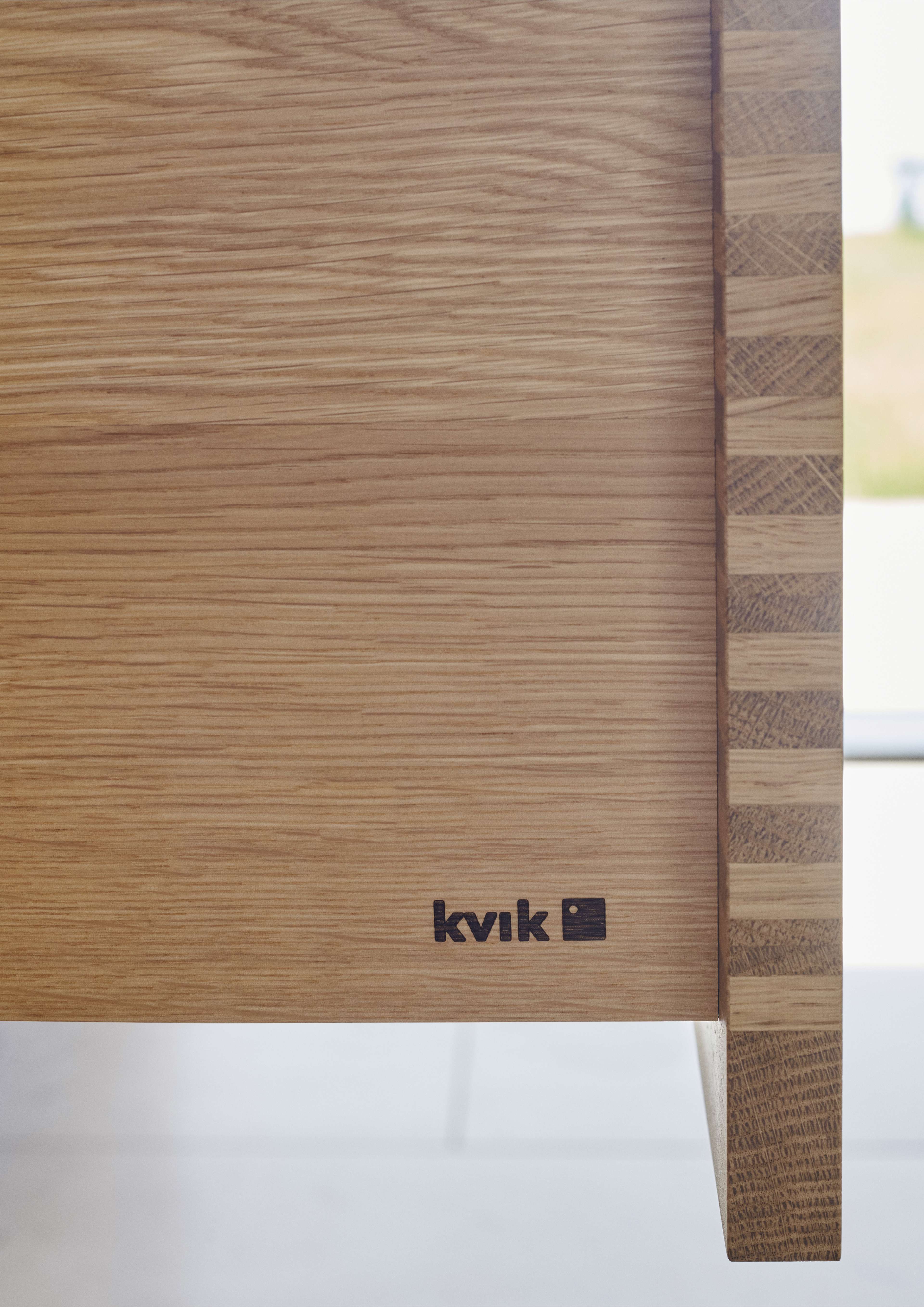 OAKWOOD Houten keukendetail met natuurlijke nerven en textuur, wat een warme en verfijnde esthetiek biedt voor modern keukenontwerp.
