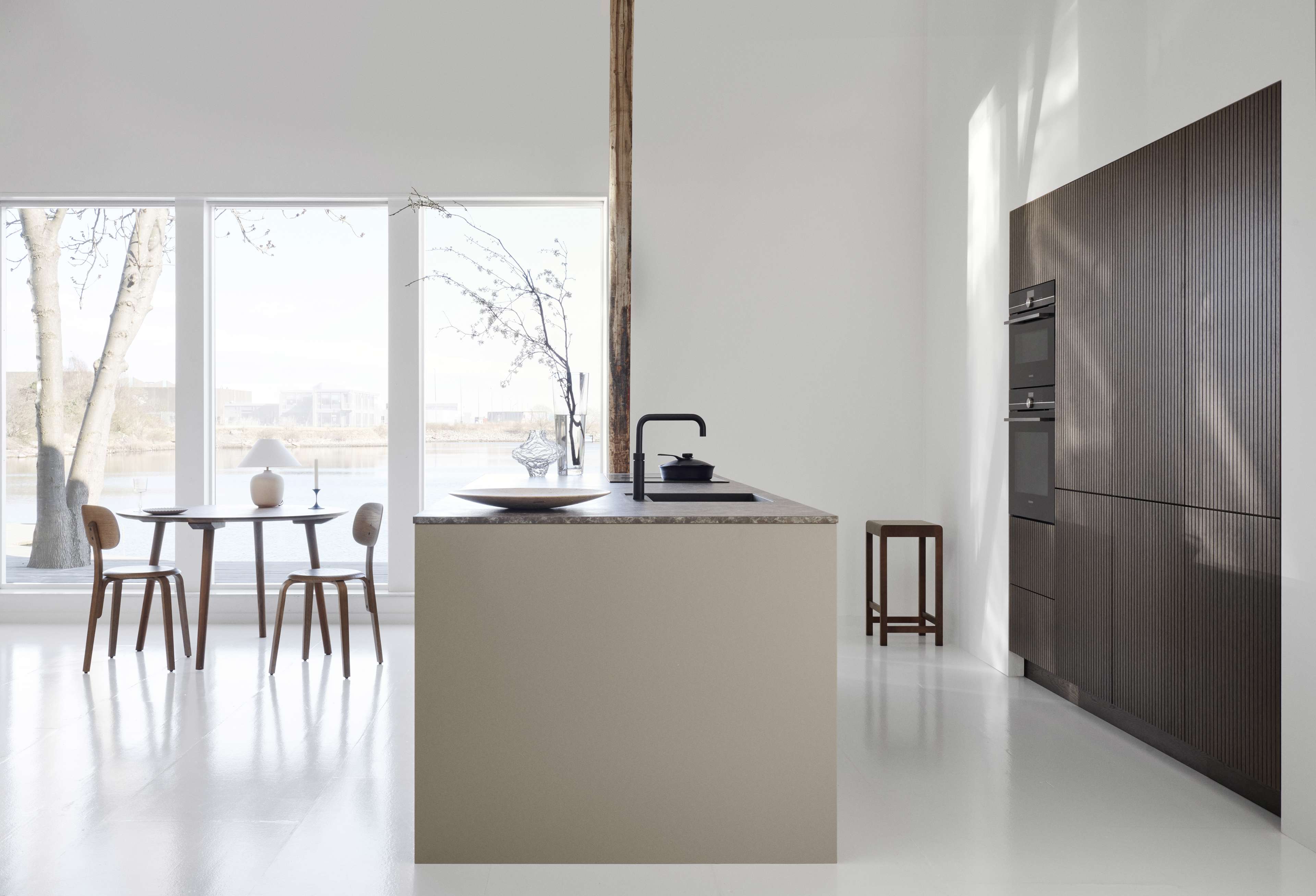 AVOLIA köksö i lera med elegant, minimalistisk design som harmoniserar med moderna skåp för en sofistikerad och elegant matlagningsplats.