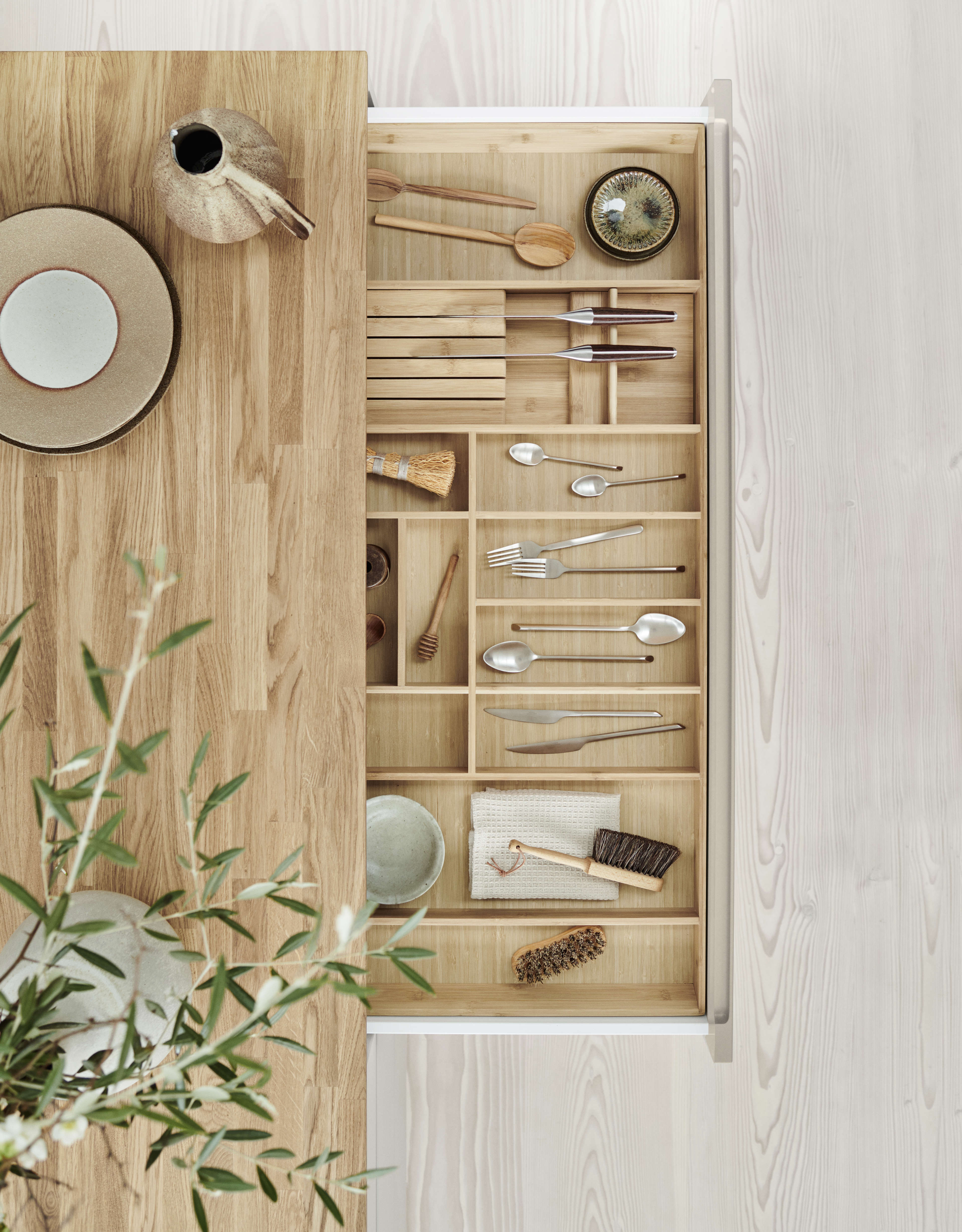 MANO arizona beige køkken med skuffe af naturligt træ med slank redskabsorganisation, der blander minimalistisk stil med praktisk elegance.