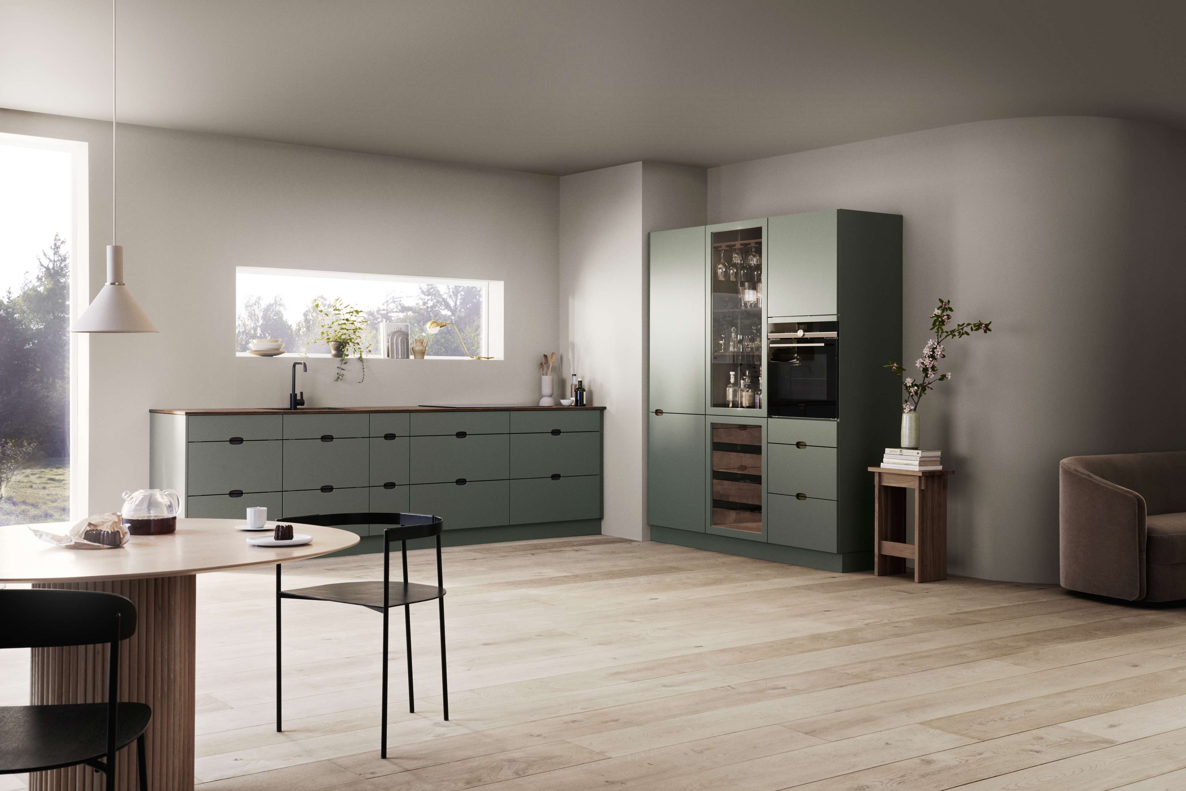 OMBRA groene keukenkasten met grote laden en verticale kasten, die een modern, samenhangend ontwerp bieden met efficiënte opbergoplossingen.