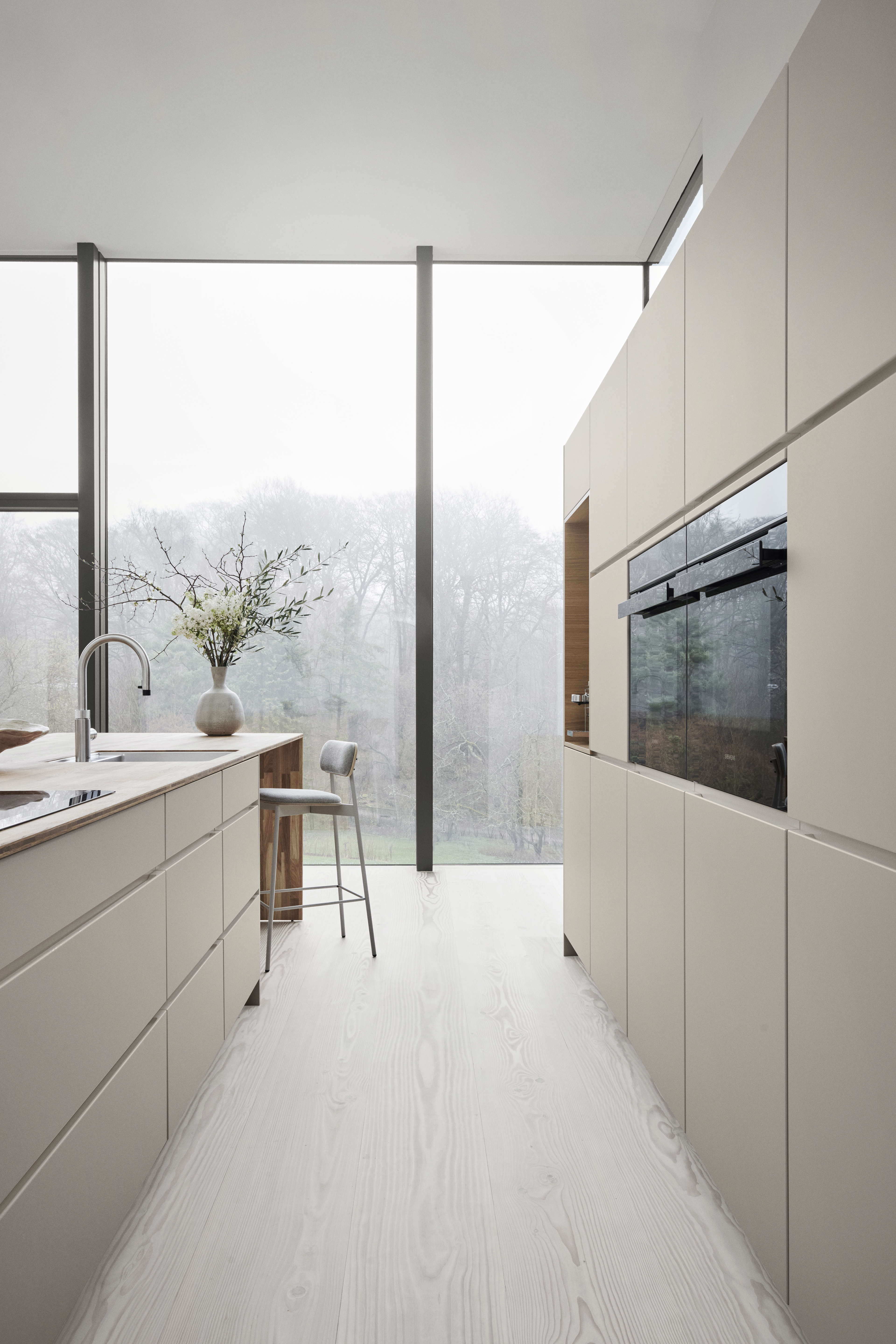 MANO arizona beige keuken met minimalistische kasten en strak design, biedt een moderne Scandinavische stijl met veel natuurlijk licht en elegantie.