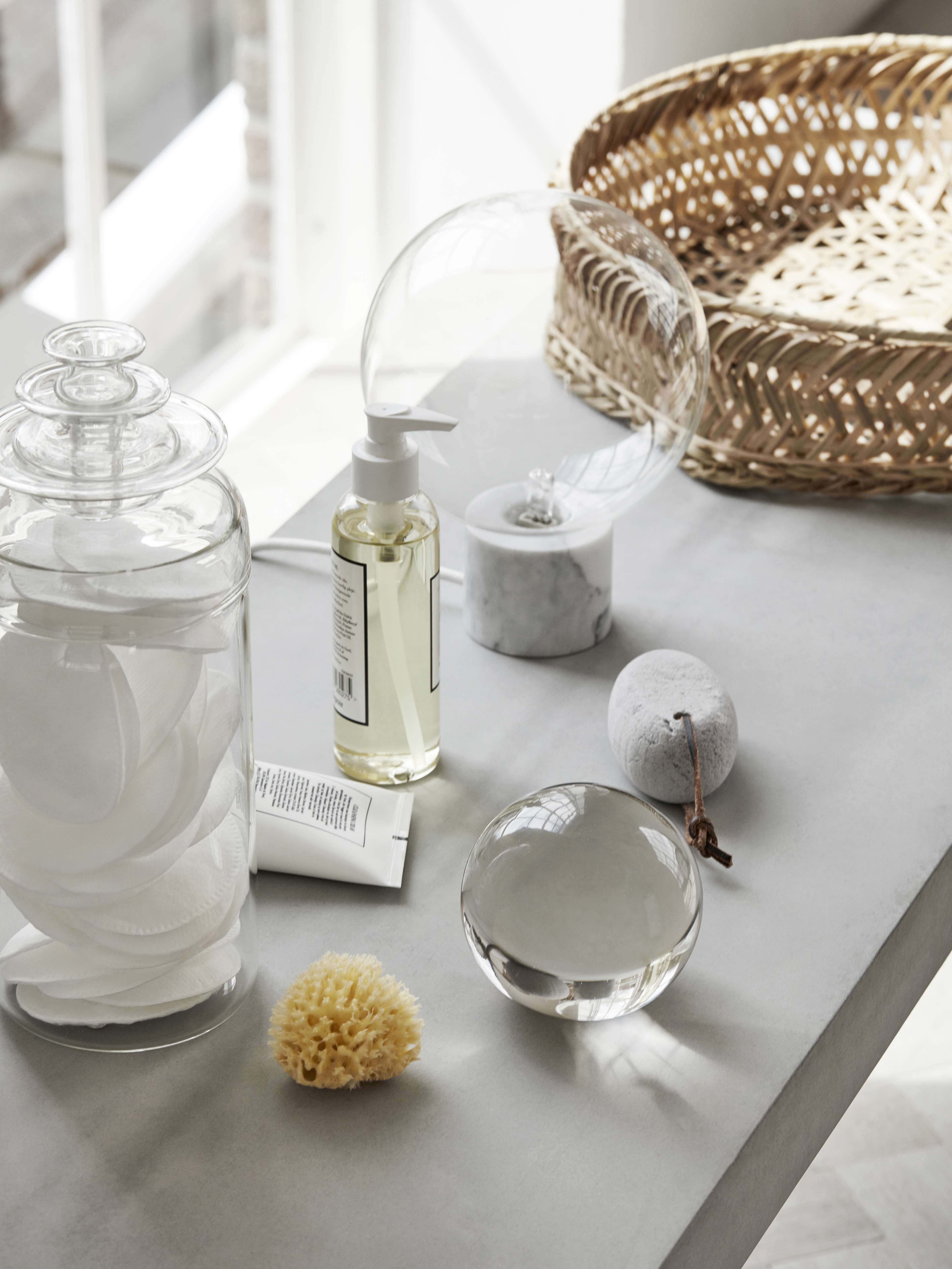 Vanité de salle de bain blanche PAVIA au design élégant, avec des accents de marbre et un décor minimaliste pour rehausser l'élégance de la salle de bain moderne.