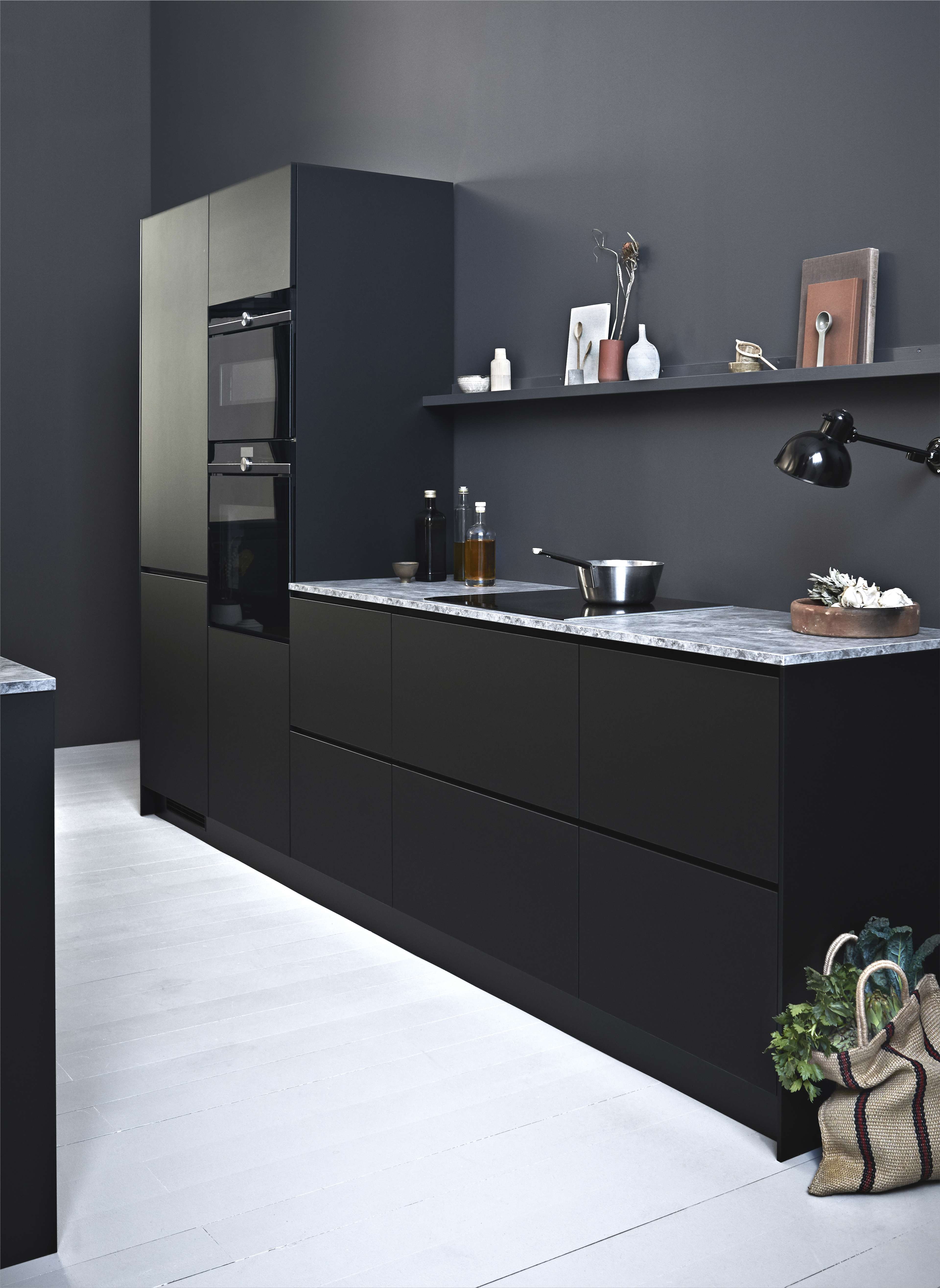 PRATO svarte kjøkkenskap med elegant, moderne design med matte overflater og integrerte hvitevarer, supplert med en kontrasterende benkeplate.