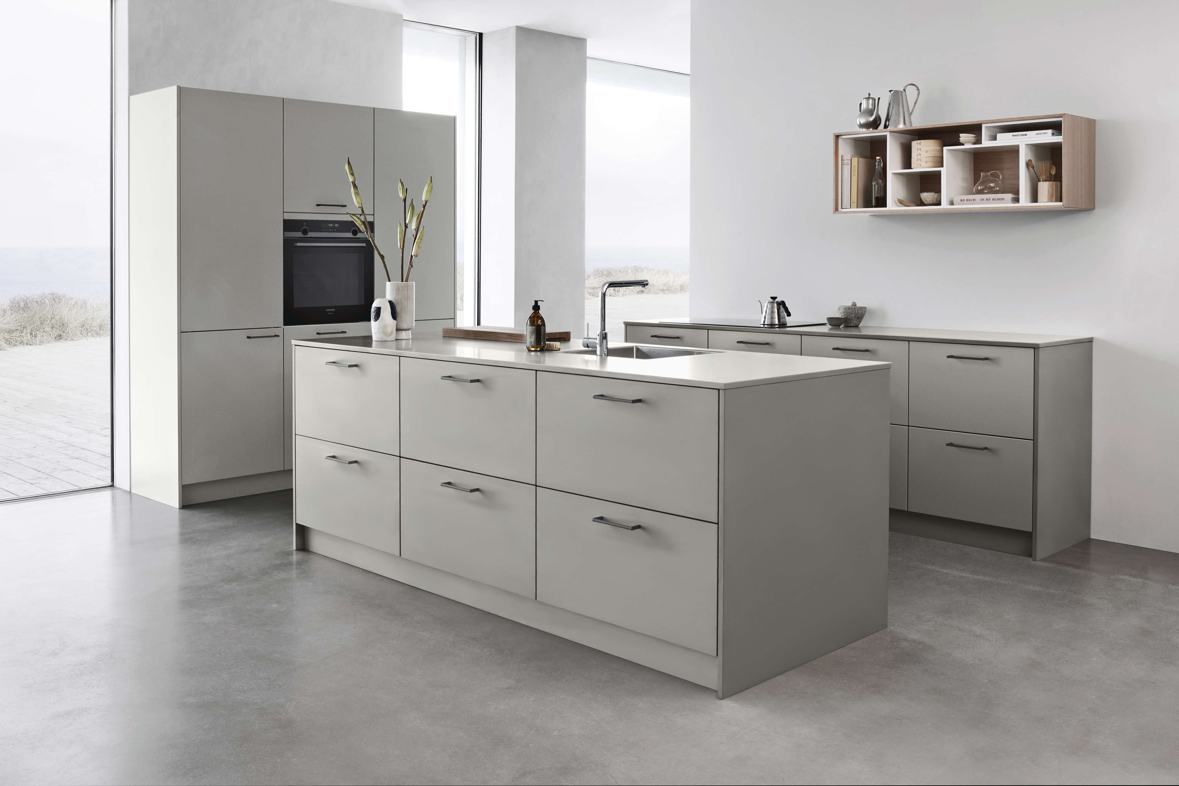 Armoires de cuisine grises BORDO London avec poignée élégante, offrant beaucoup de rangement et une esthétique moderne et minimaliste dans un espace épuré.