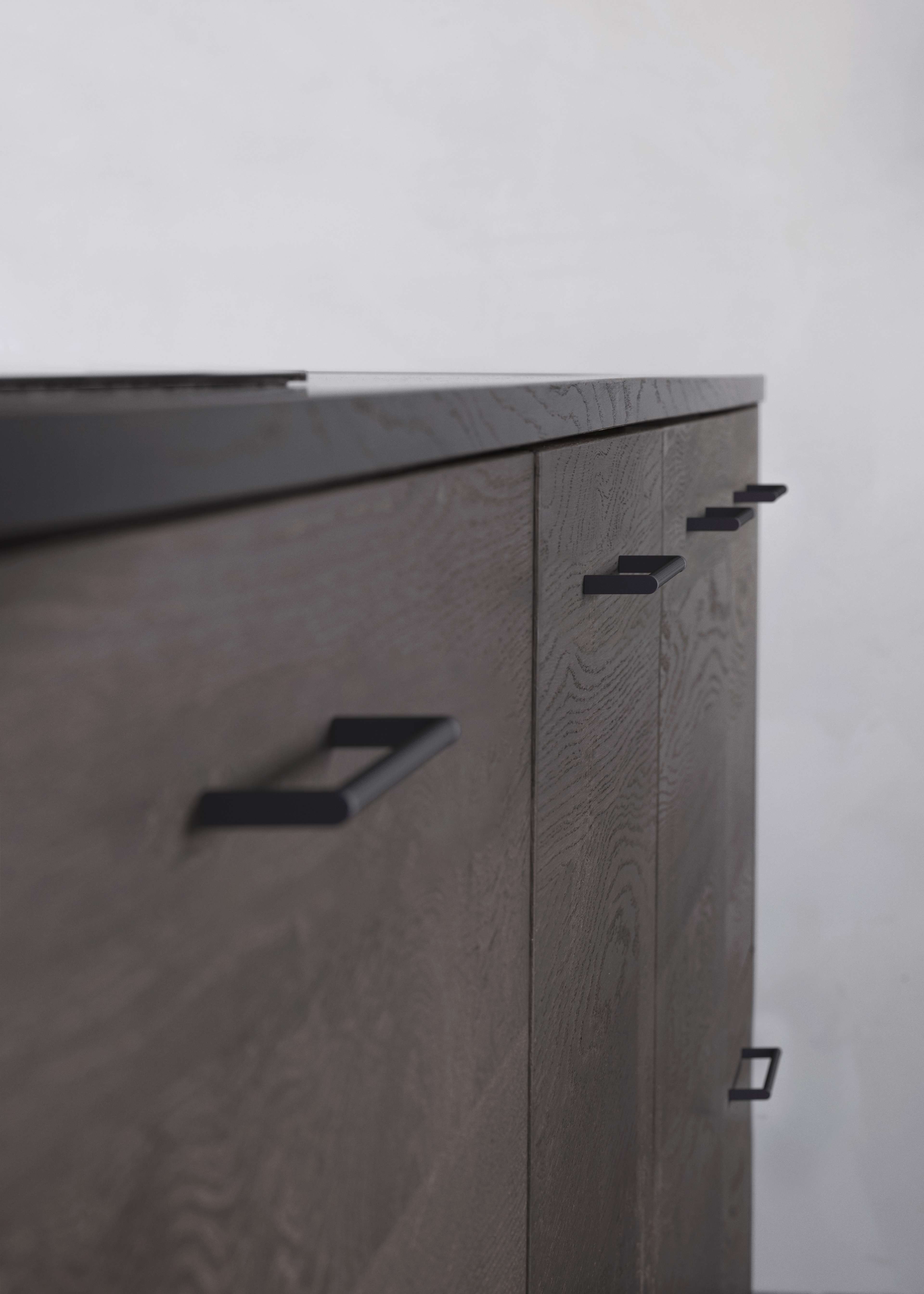 VEDA dark oak kitchen cabinetry featuring sleek black handles, blending modern elegance with functional design, enhancing any cooking space.