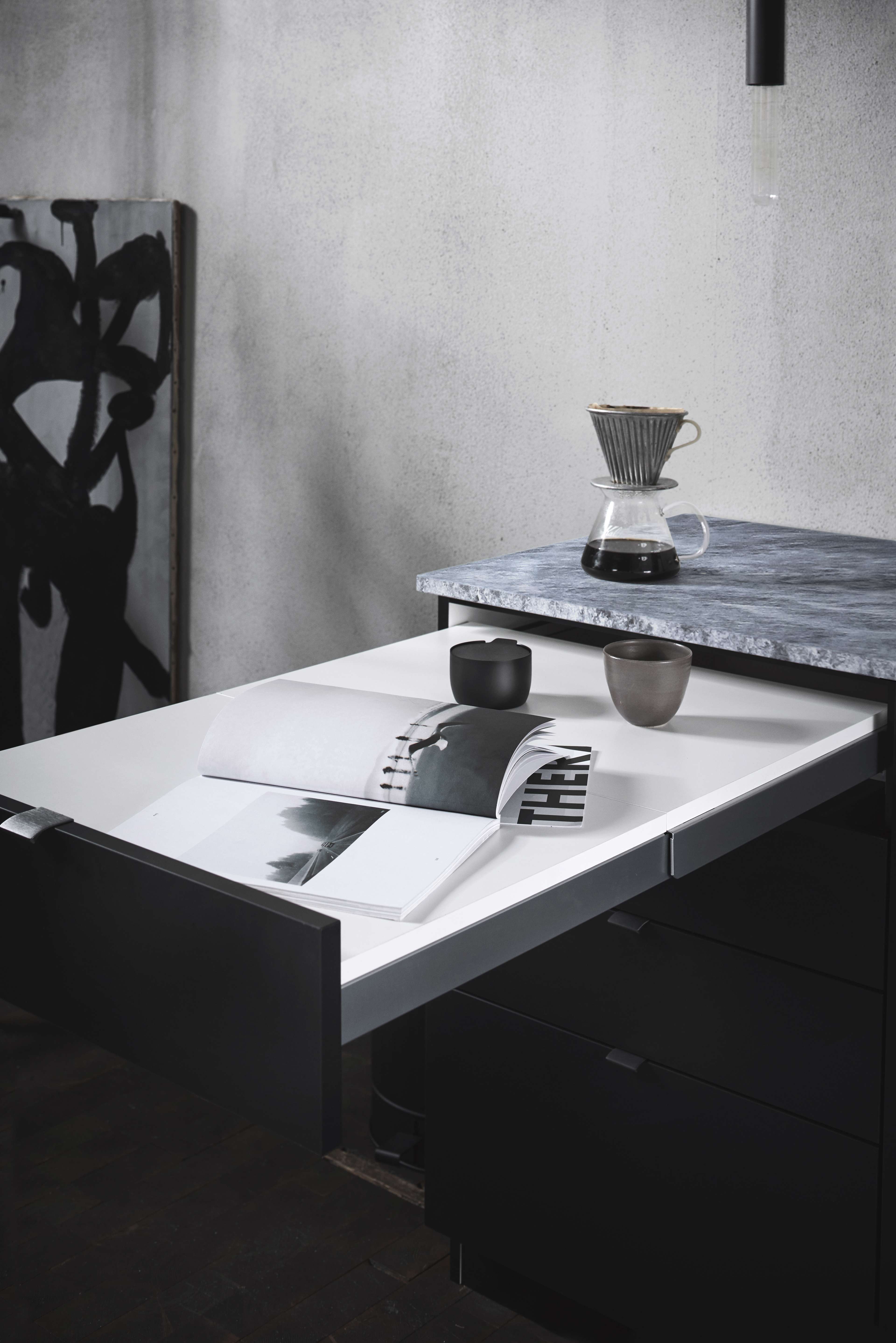 Zwarte BORDO keukenlade met strak modern design met minimalistische lijnen en contrasterende witte binnenkant, perfect voor een stijlvolle organisatie.