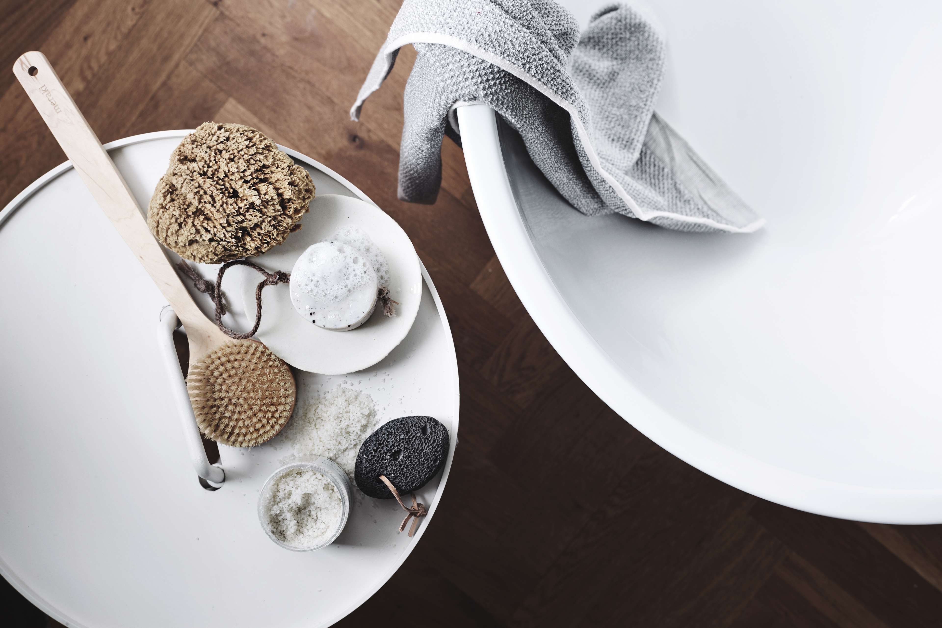 MANO white bath with smooth, curved edges and minimalistic design, highlighting modern elegance and comfort in a serene bathroom atmosphere.