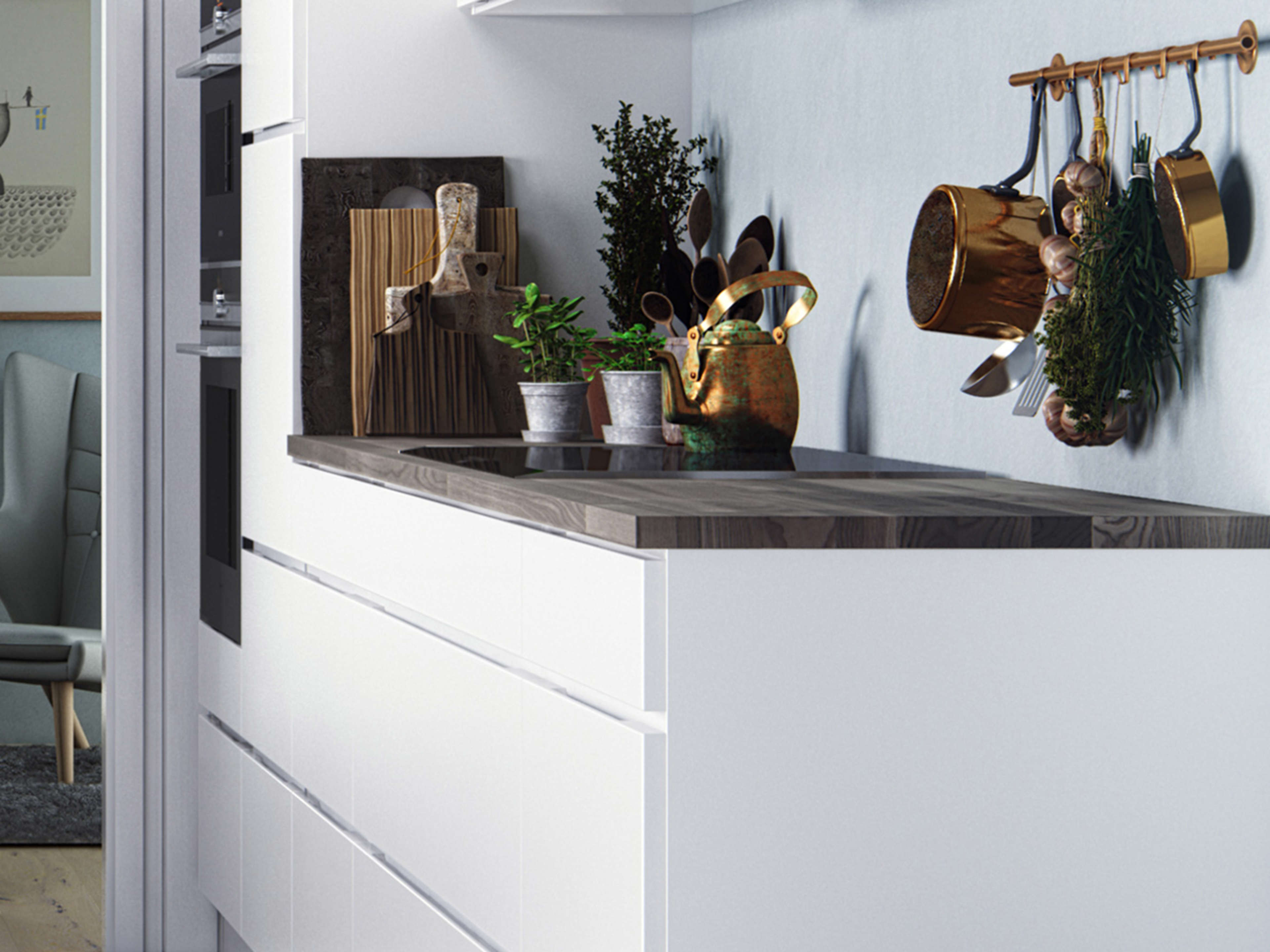 MANO hvidt køkken med slanke grebsløse skabe, minimalistisk nordisk design og kontrasterende mørkt træbordplade for et moderne og elegant look.