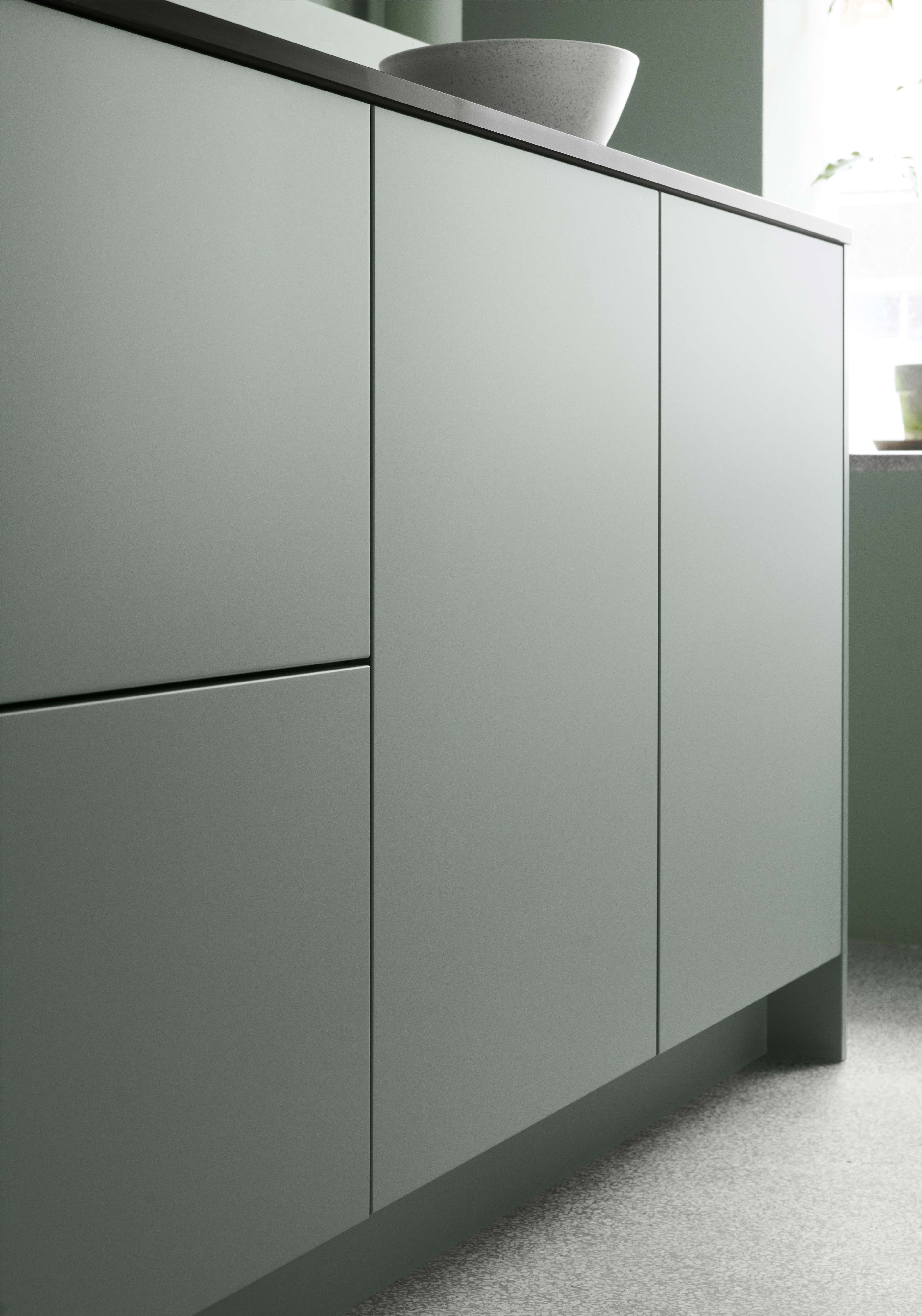 VEDA Touch grønt kjøkkenskap med minimalistisk design og matt finish, og gir en moderne og elegant oppbevaringsløsning for hjemmet ditt.