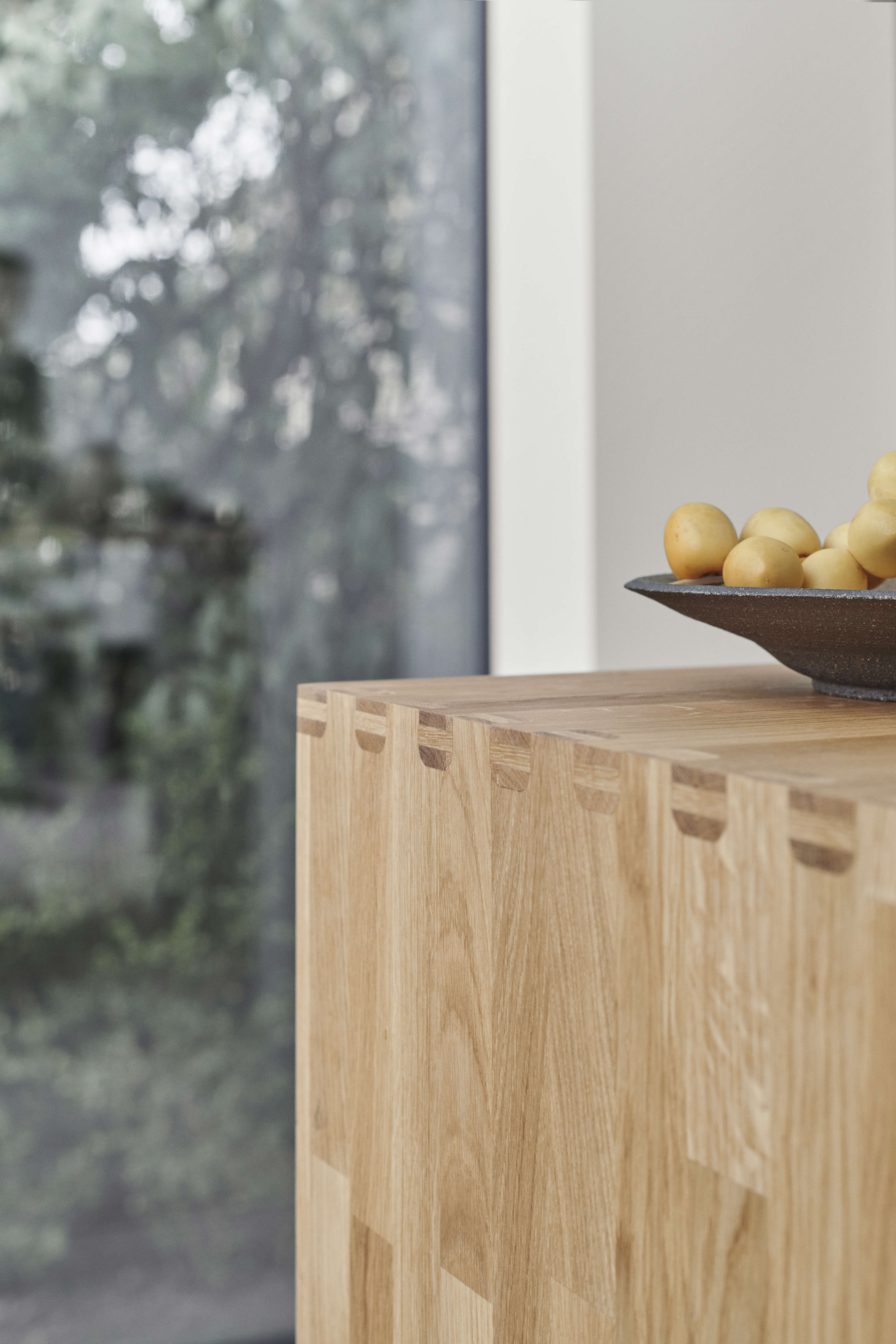 MANO arizona beige kjøkkensidepanel med sømløs, moderne design med naturlig tretekstur, som viser minimalistisk eleganse i detalj.