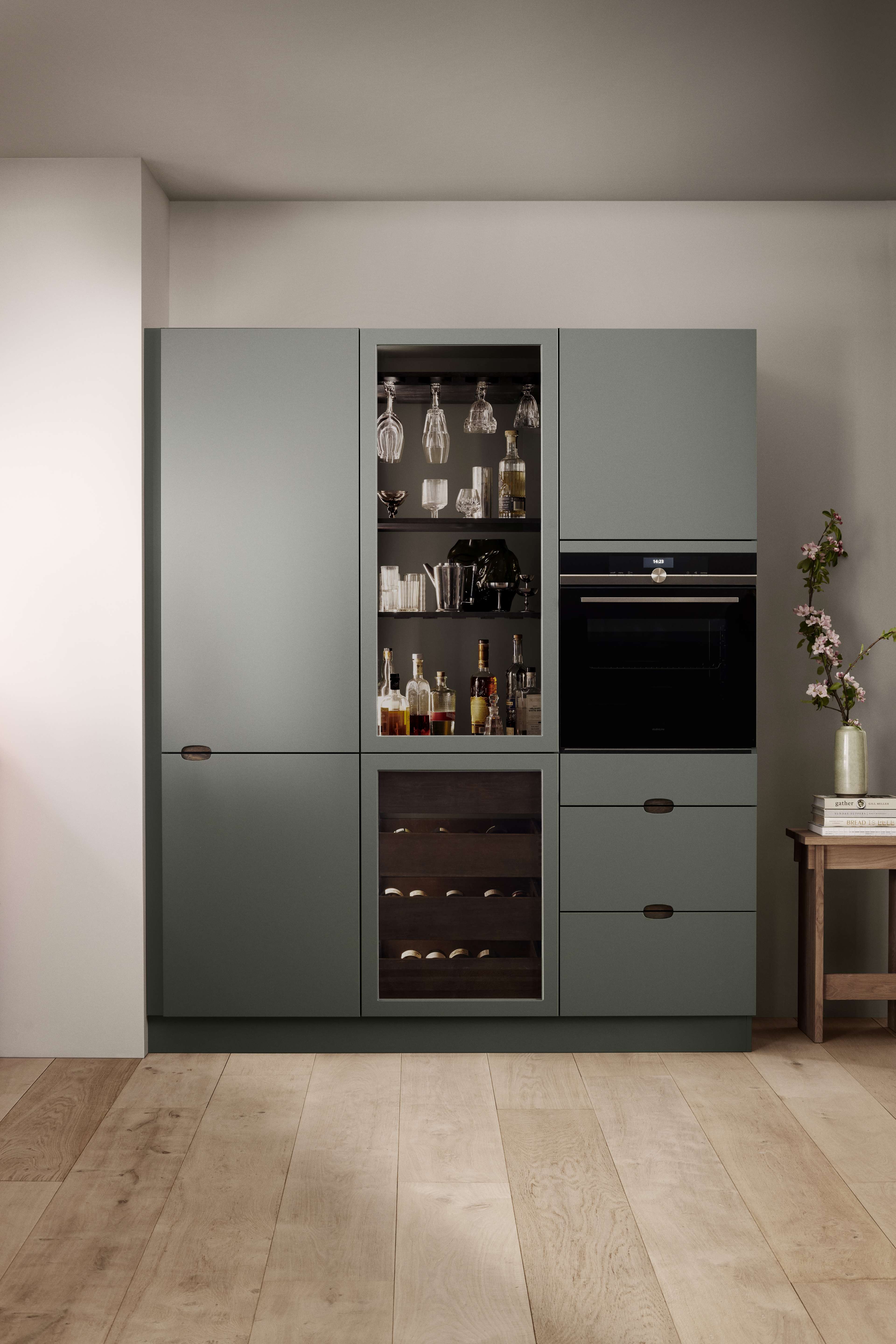 OMBRA grönt köksskåp med modern design med snygga glaspaneler och integrerat apparatutrymme, som erbjuder snygg och effektiv förvaring.