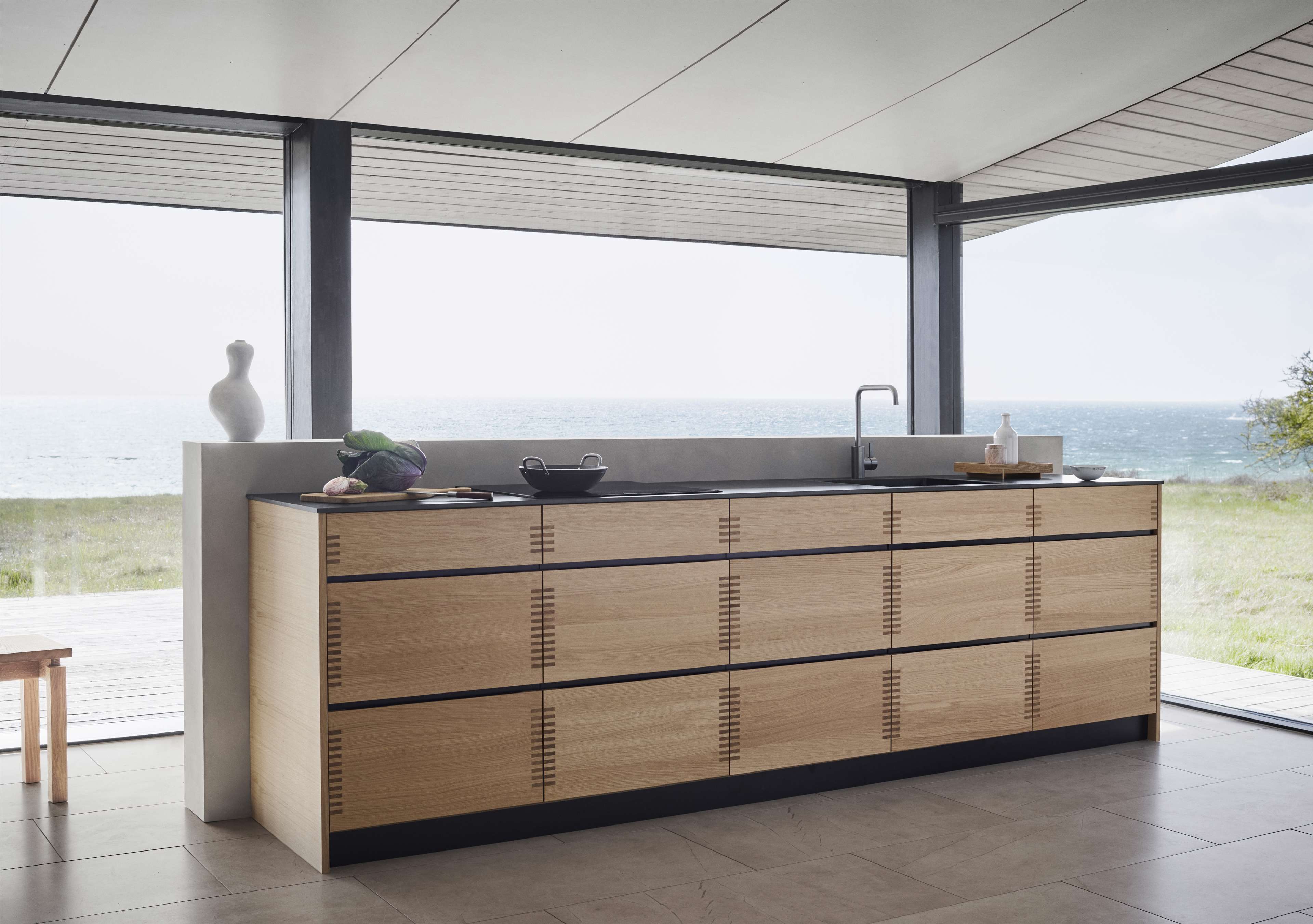 OAKWOOD Houten keukeneiland met strak modern design, met horizontale lijnen en natuurlijke afwerking, ideaal voor moderne woningen aan zee.