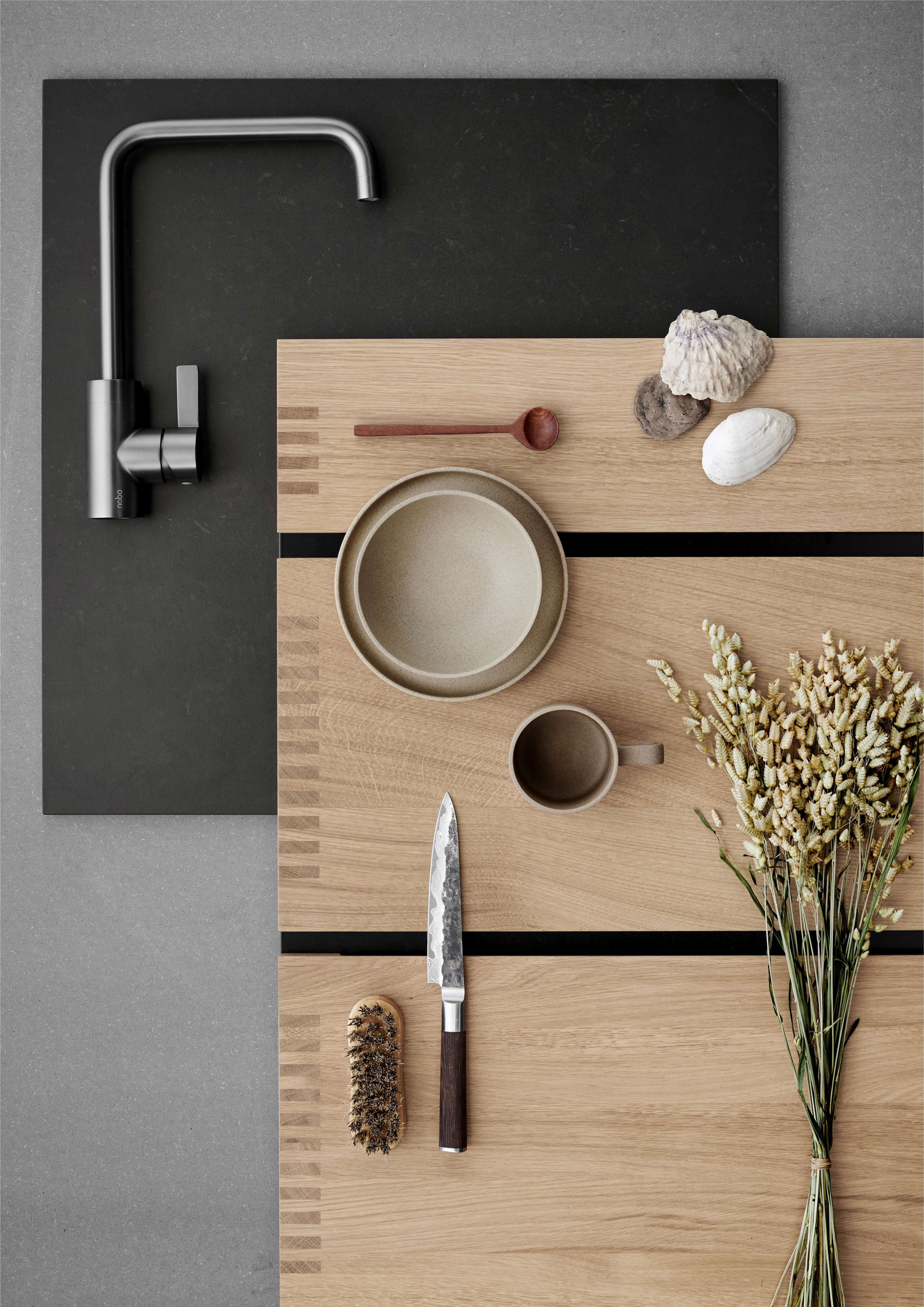 OAKWOOD Kjøkkenbenkeplate i tre med naturlige åremønstre, sømløs design og elegant håndverk, ideell for et moderne kulinarisk rom.