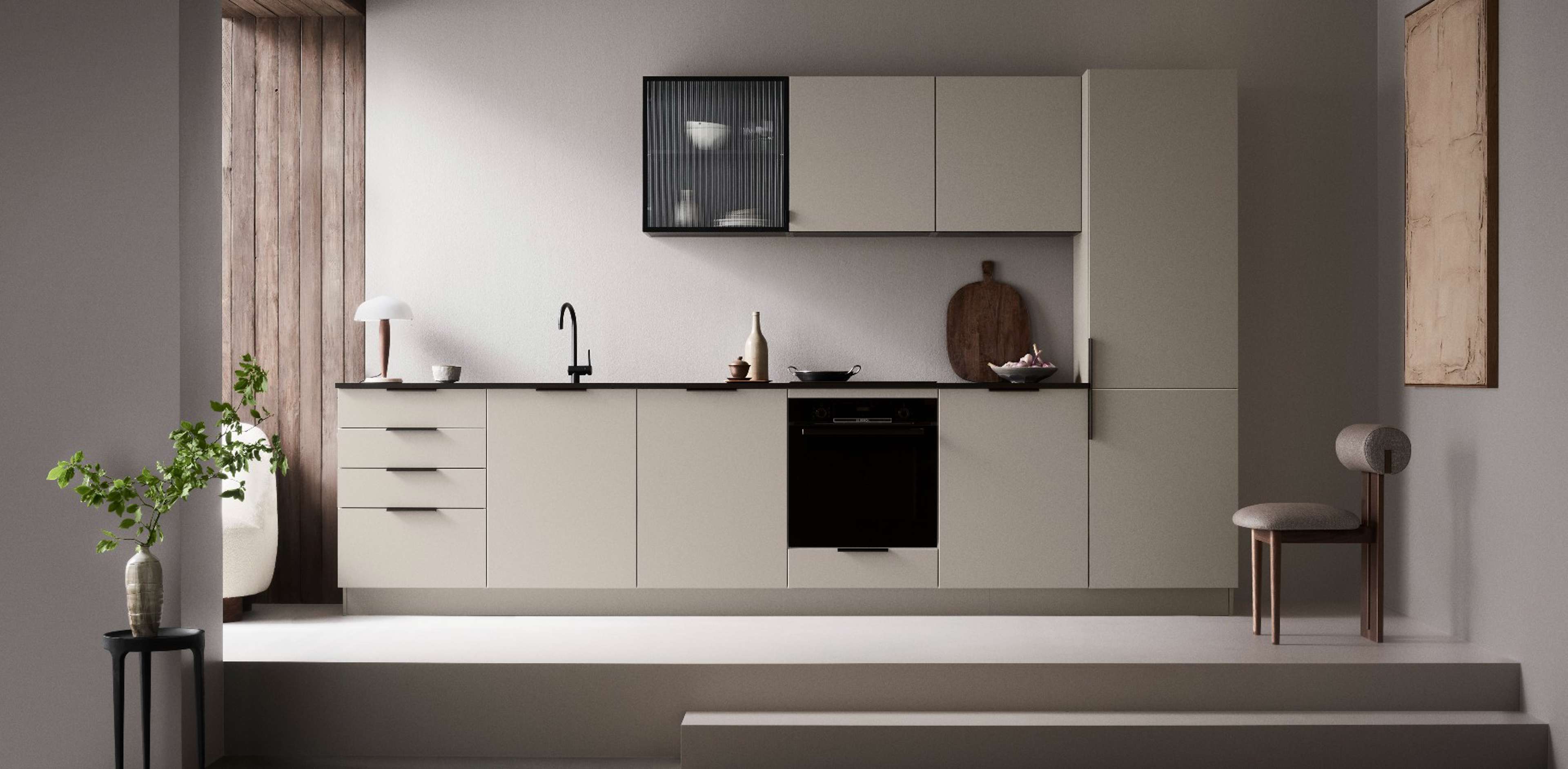 Cuisine beige BORDO Arizona avec armoires élégantes et poignées minimalistes, alliant design contemporain et élégance fonctionnelle pour une maison moderne.