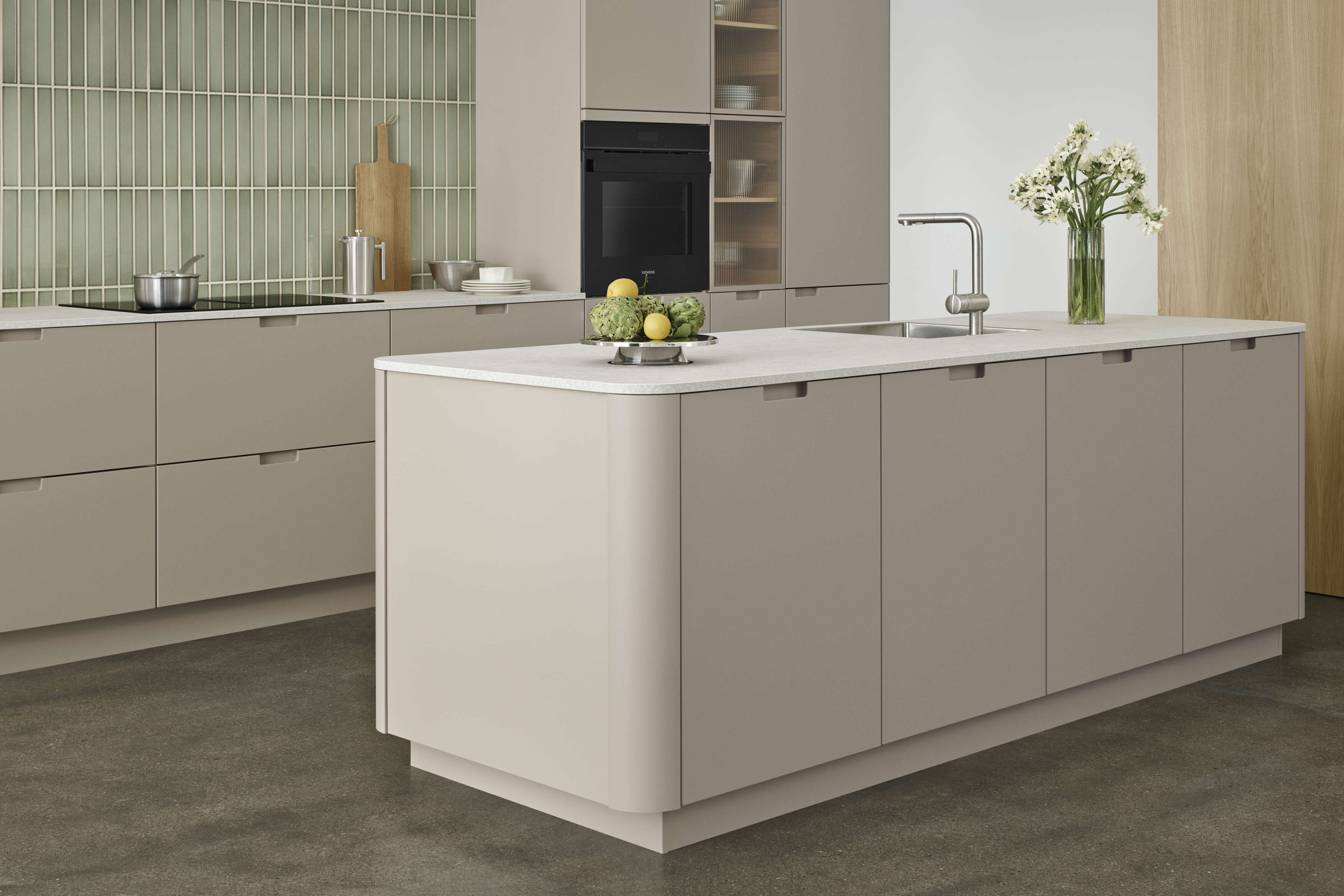 EVENTO arizona beige kjøkken med glatt skap og elegante, integrerte hvitevarer, som blander nordisk eleganse med funksjonalitet i et moderne rom.