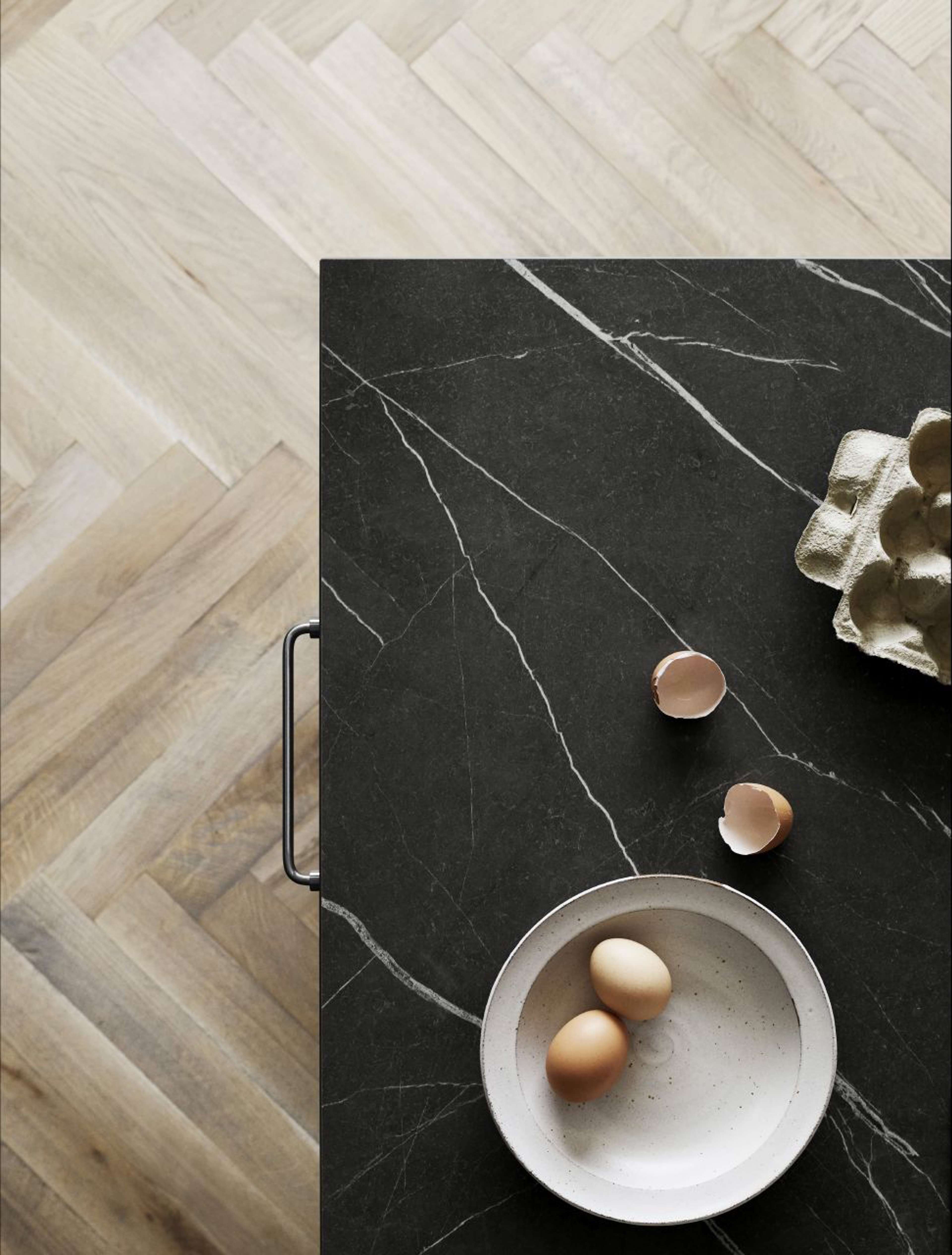 Comptoir de cuisine gris pur PAVIA au design élégant et moderne avec une texture de pierre lisse et des veines subtiles pour un style contemporain.