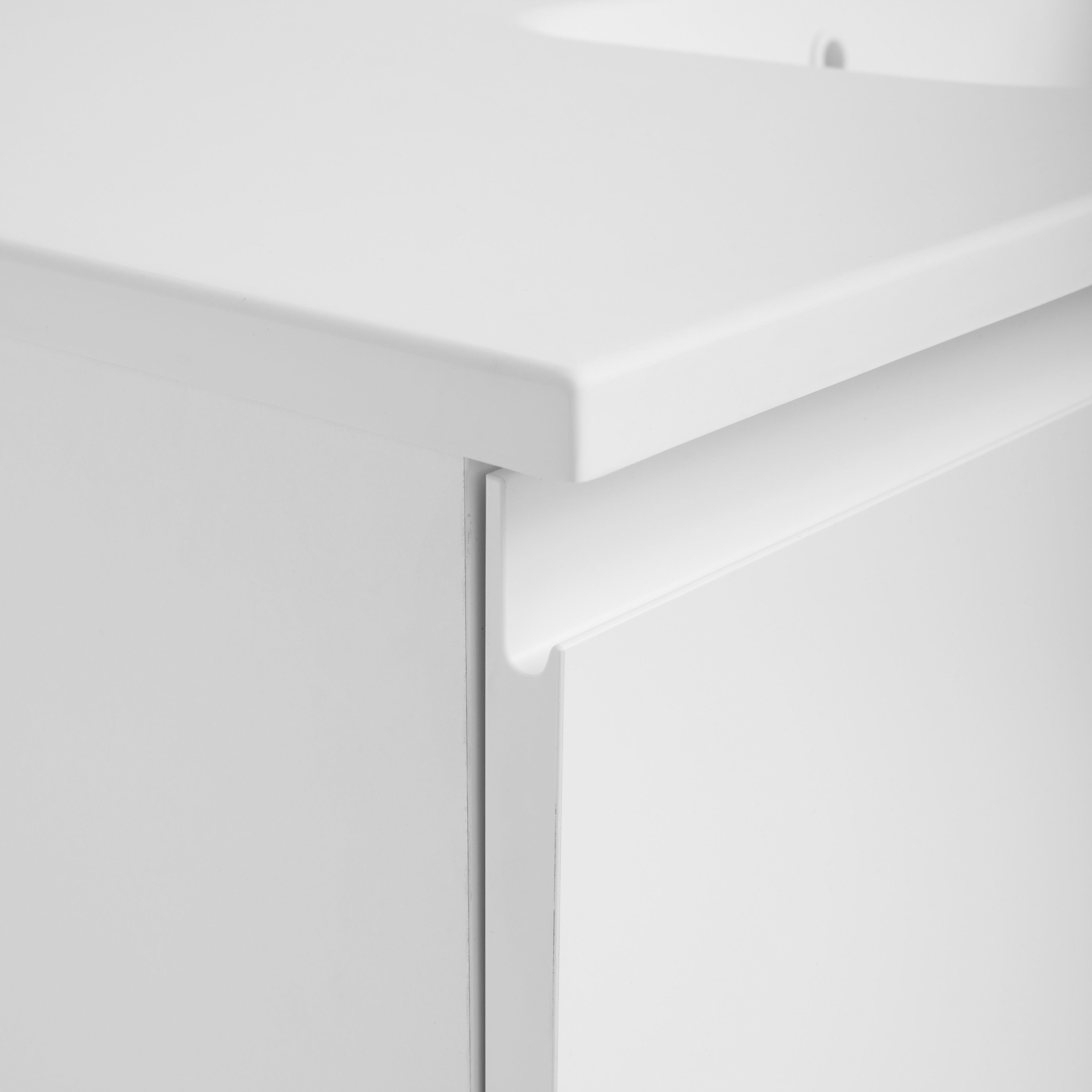KVIKSETS white bathroom cabinet with modern Scandinavian design, featuring minimalist lines and a smooth surface for a refreshing and clean feel.