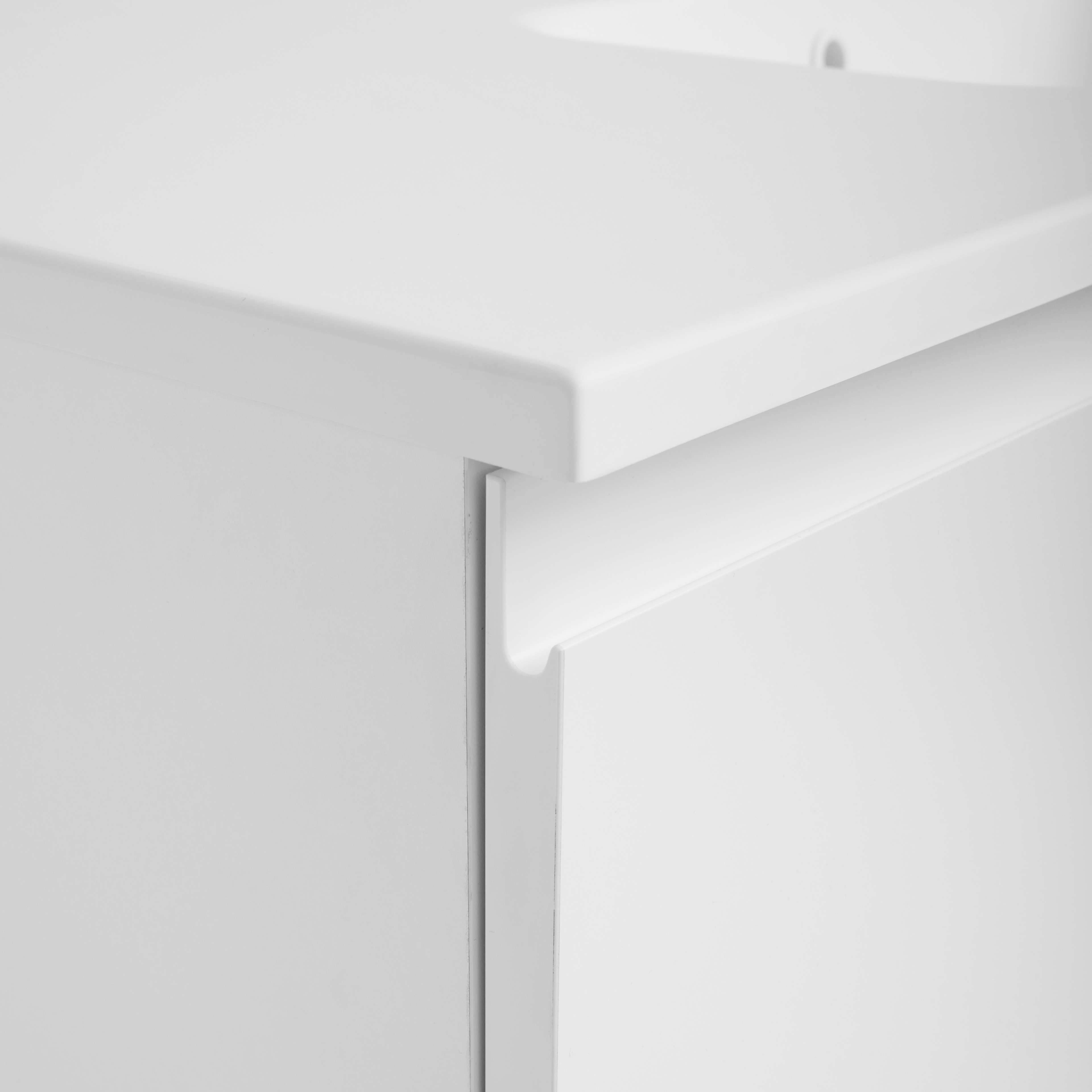KVIKSETS hvitt baderomsskap med moderne skandinavisk design, med minimalistiske linjer og en glatt overflate for en forfriskende og ren følelse.
