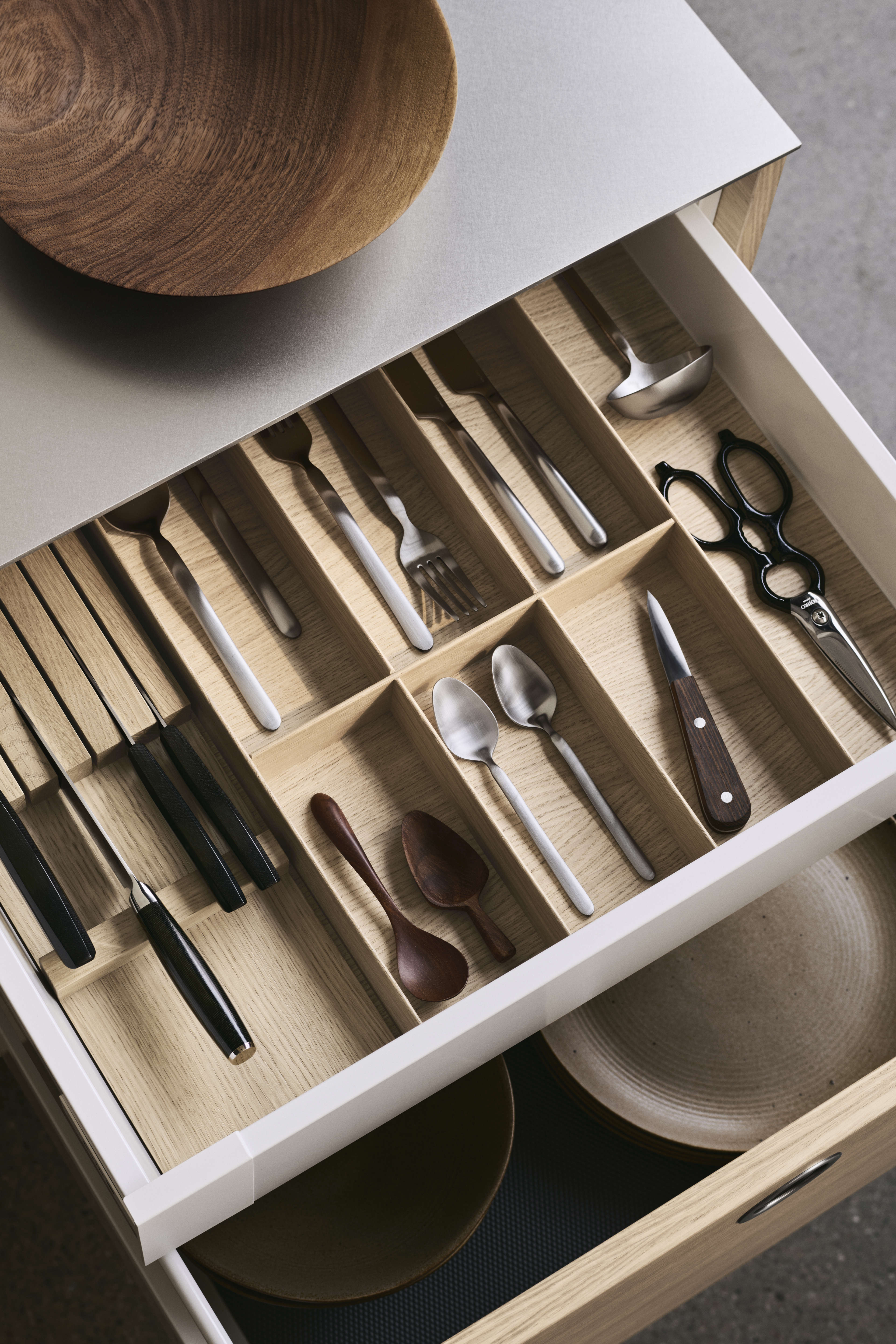 VEDA kökslåda i ljus ek med organiserade bestick och redskapsbricka, som visar upp en minimalistisk design i ett modernt nordiskt kök.