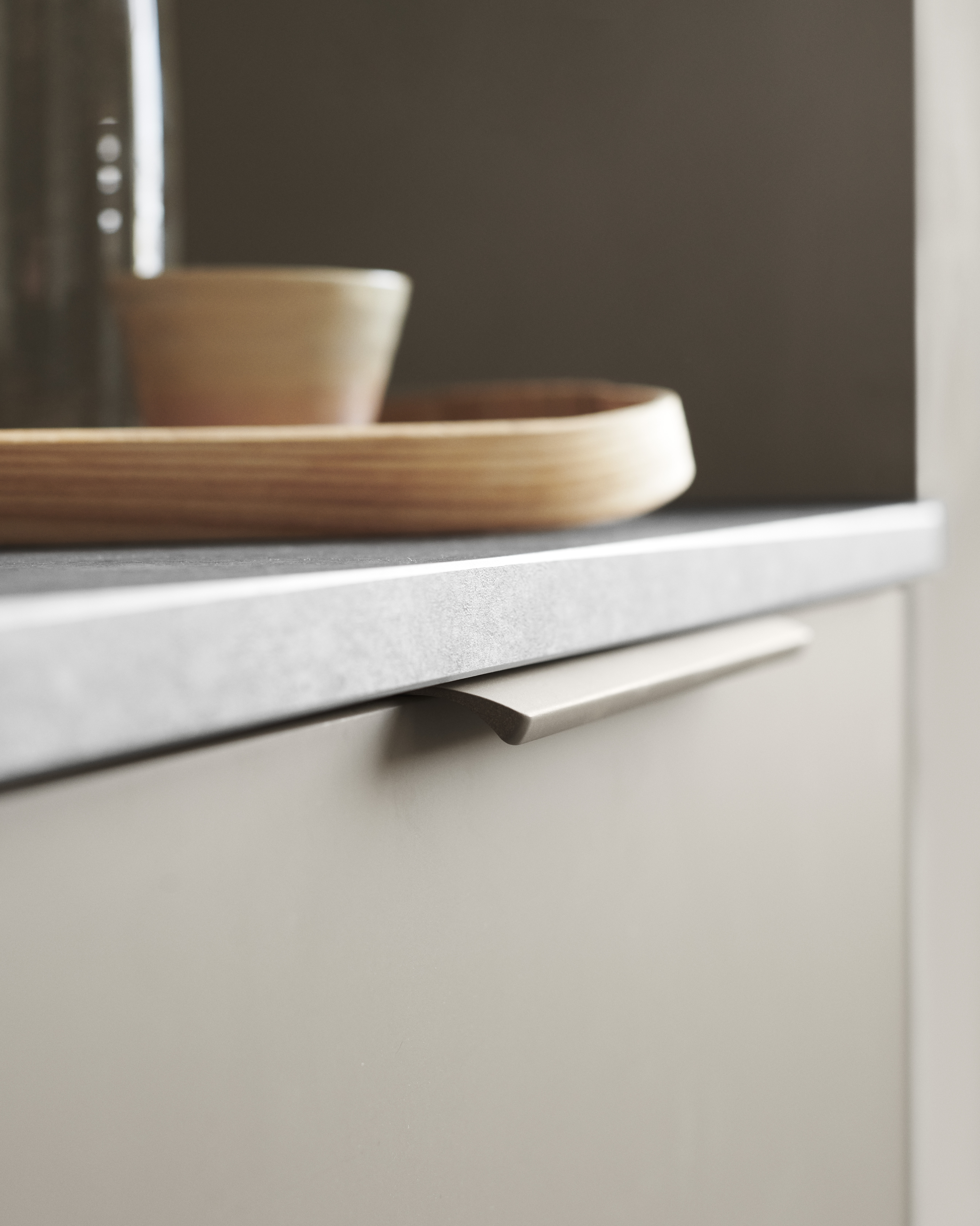 BORDO clay køkkenskab med slankt håndtag, der viser moderne skandinavisk design, der blander jordfarver med en minimalistisk æstetik.