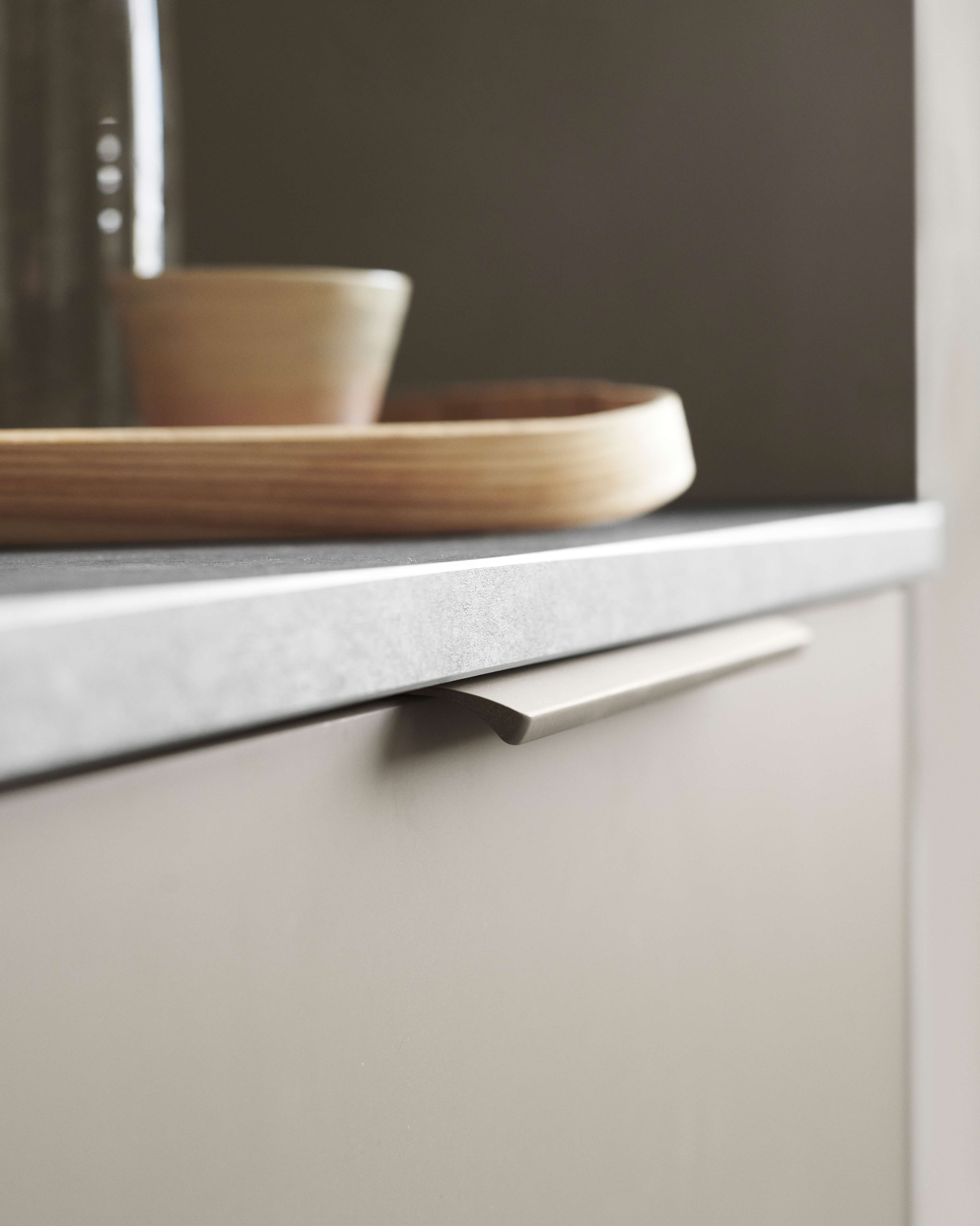 BORDO clay køkkenskab med slankt håndtag, der viser moderne skandinavisk design, der blander jordfarver med en minimalistisk æstetik.