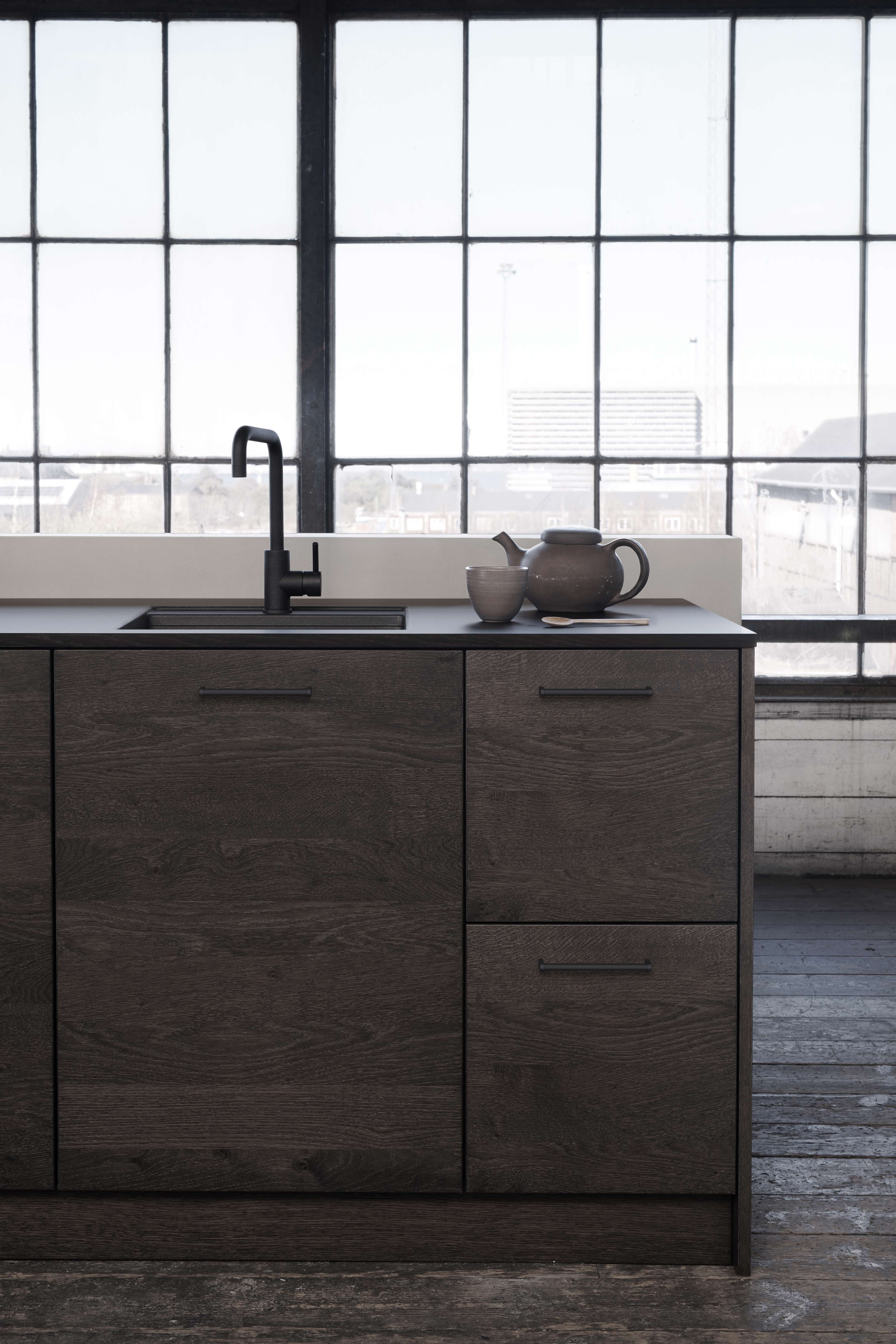 VEDA donker eiken keukenkasten met strak, minimalistisch design en matzwarte armaturen, die een moderne, elegante toets geven aan elke culinaire ruimte.
