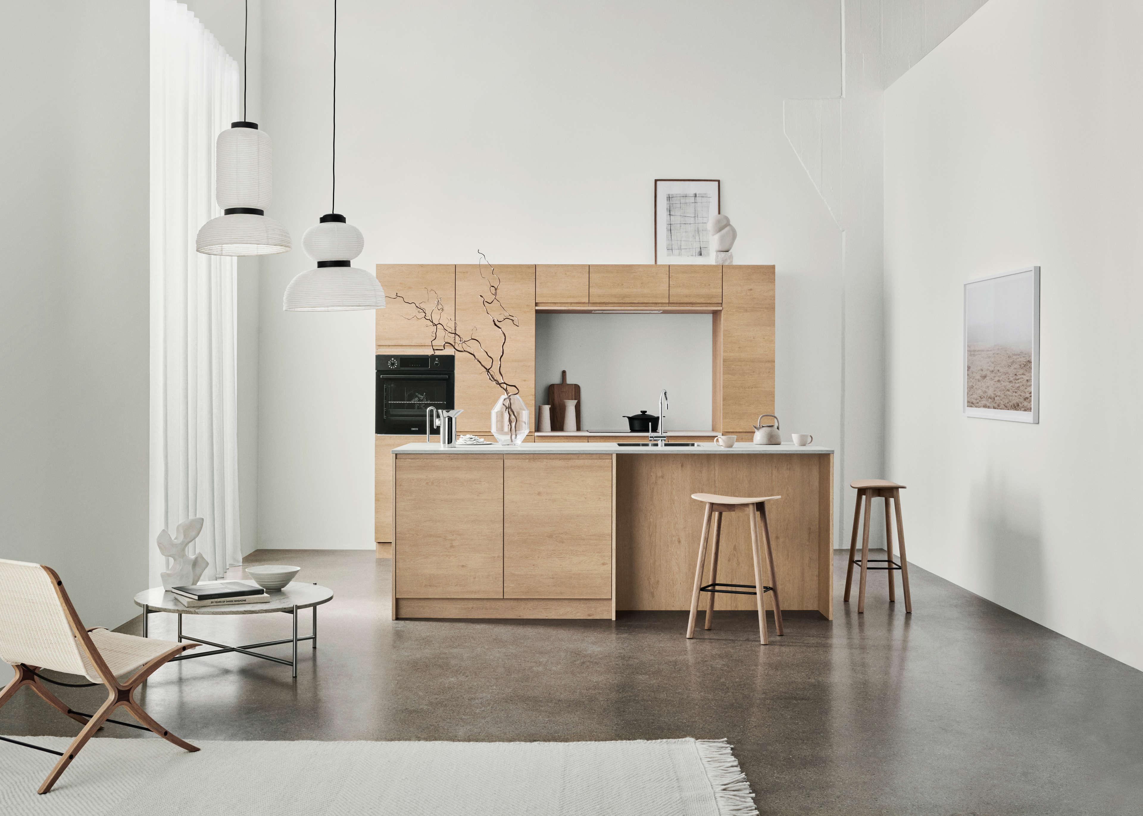 NOLIAM trekjøkken har elegant, minimalistisk design med naturlig trefinish, integrert skap og moderne innredning, som skaper en varm plass.