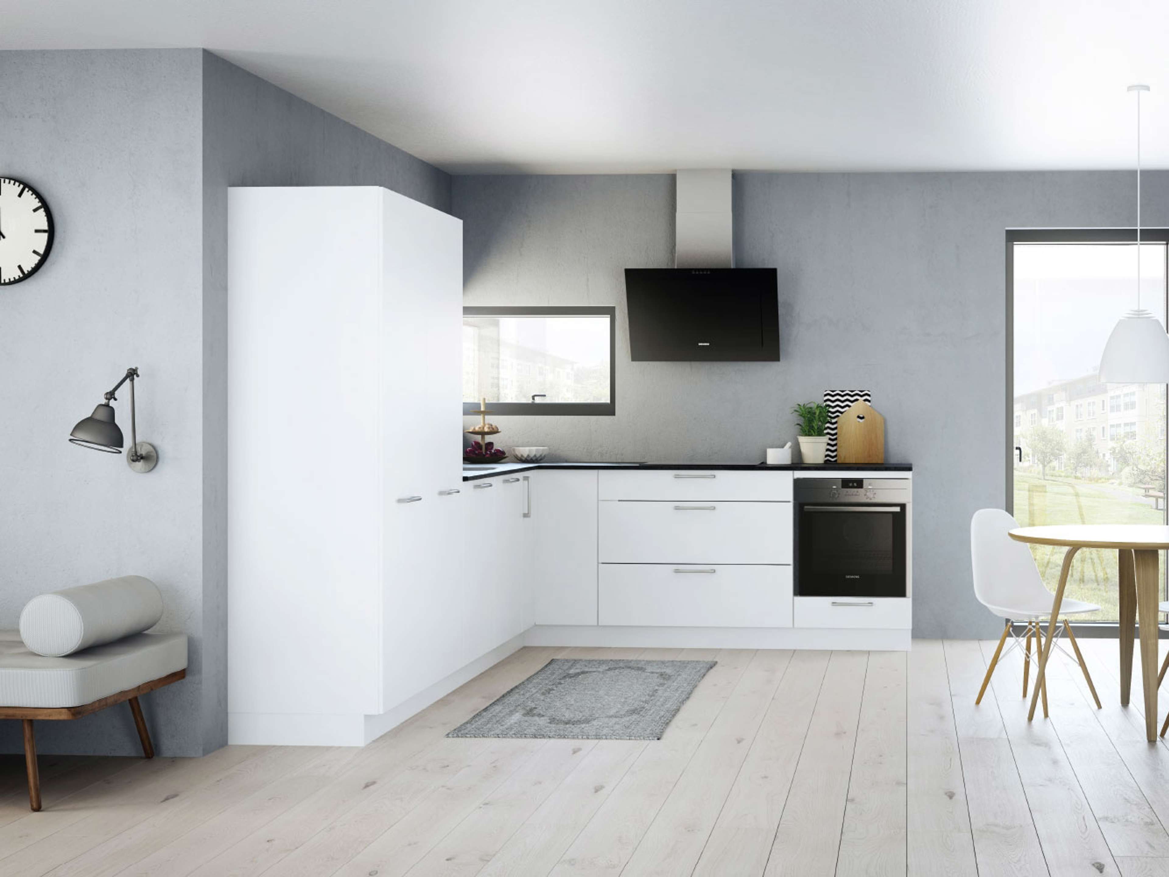 MILK hvite kjøkkenskap med minimalistiske håndtak, komplementerer et moderne skandinavisk design, og skaper et lyst og luftig kulinarisk rom.
