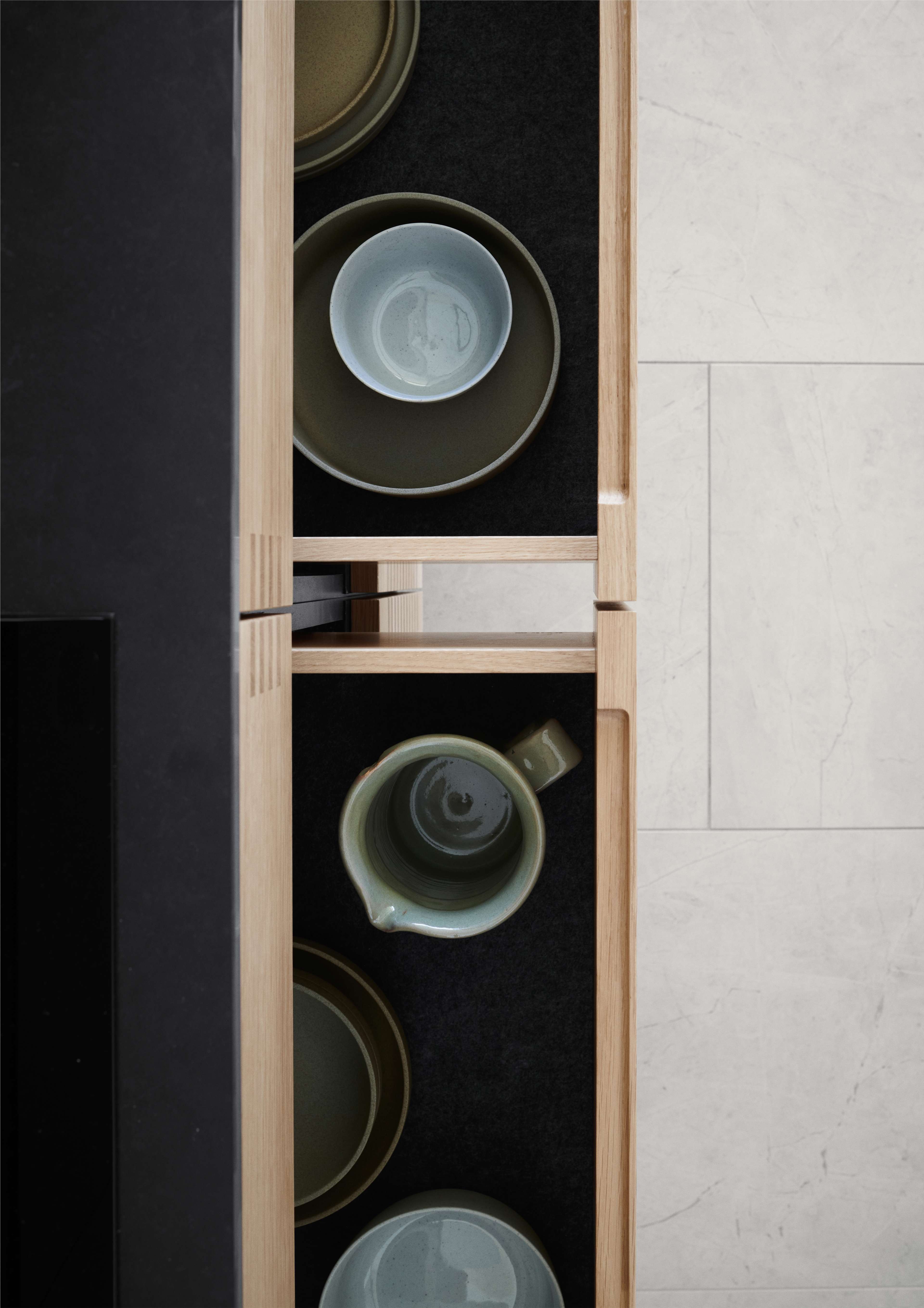 OAKWOOD Kjøkkenskuff i tre med elegant, naturlig eikefinish med minimalistisk design, perfekt for oppbevaring av kjøkkenutstyr i et moderne, organisert rom.