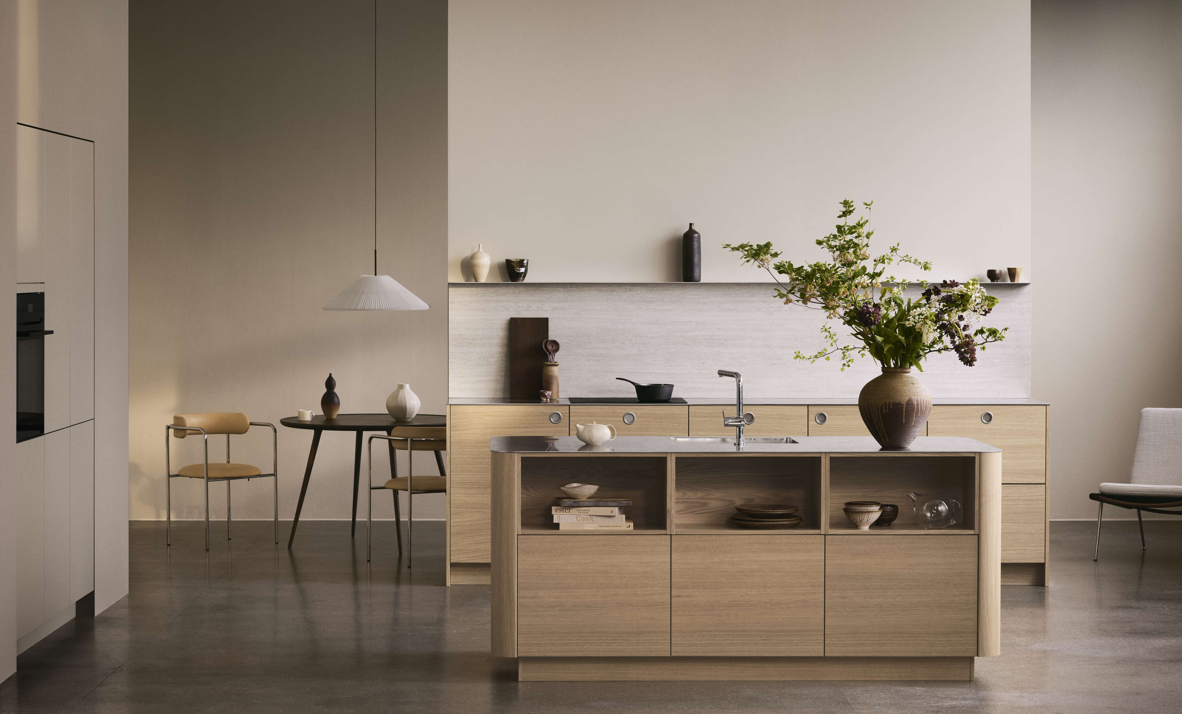 VEDA ljus ekkök med en minimalistisk design med eleganta skåp, naturliga trästrukturer och modern inredning för ett varmt elegant utrymme.