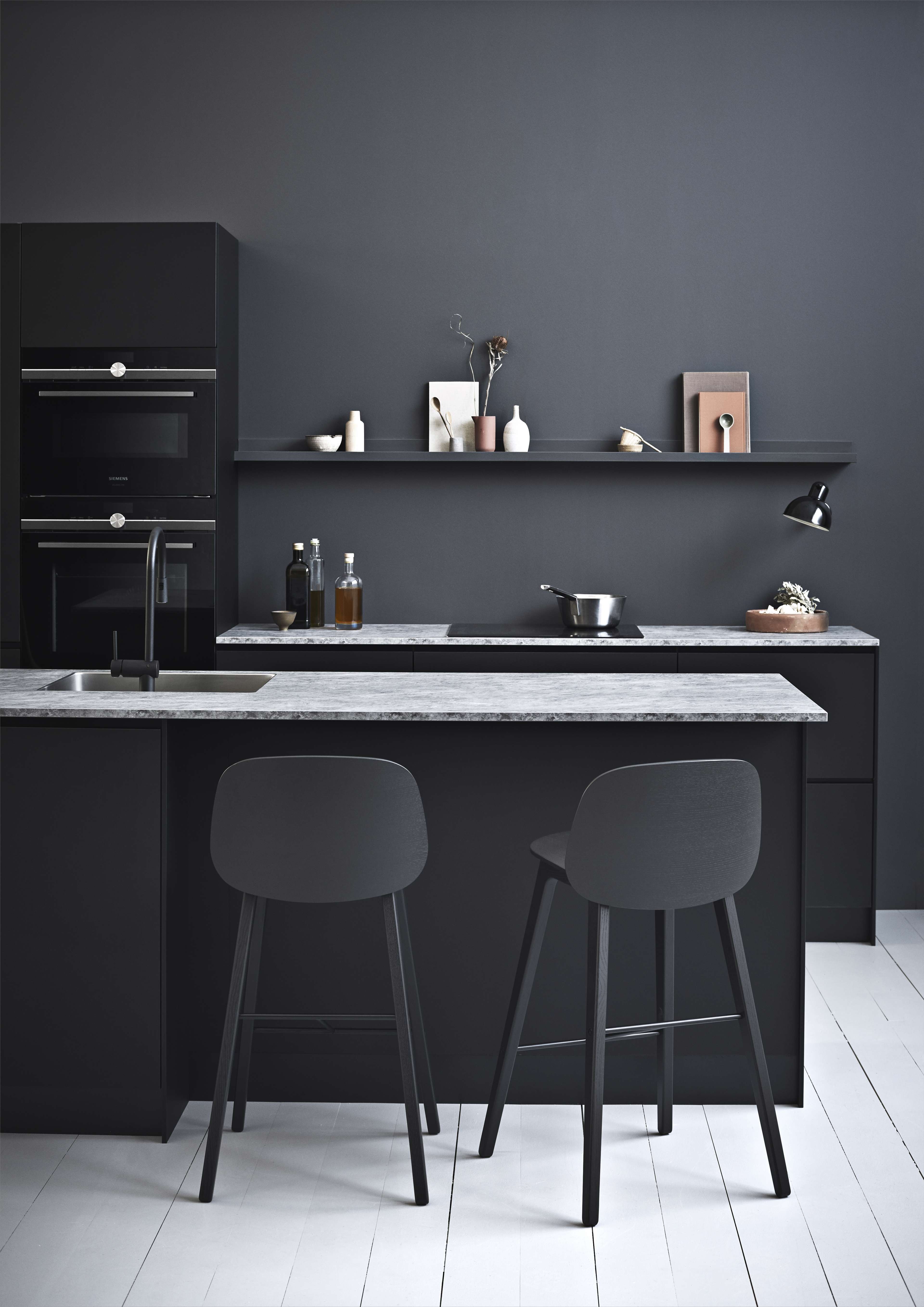 PRATO svart kjøkken med elegante skap og elegant mørk estetikk, som blander moderne design med funksjonalitet for en elegant kokeplass.