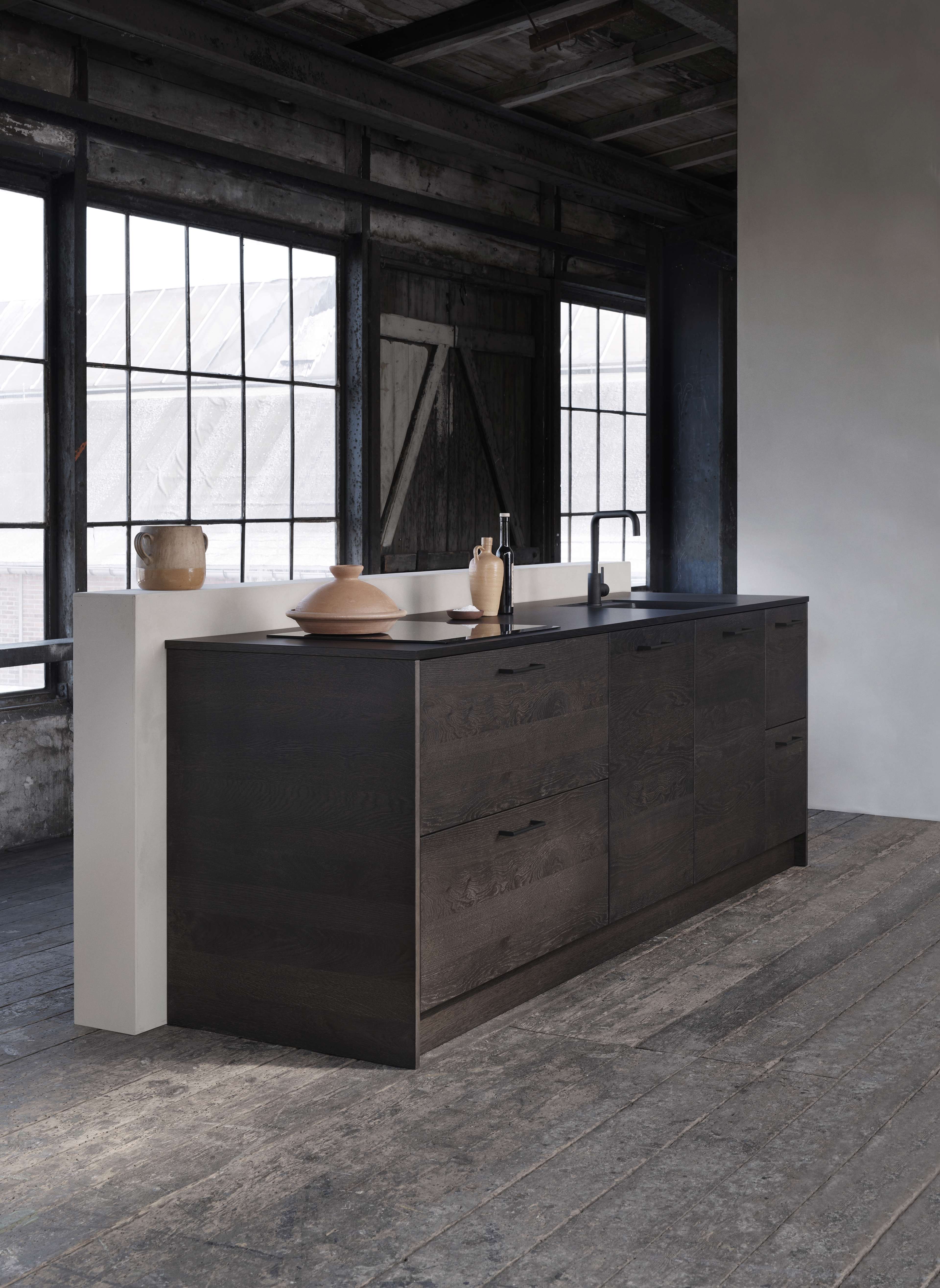 VEDA köksskåp i mörk ek som visar upp elegant, modern design med rika trätoner, vilket förbättrar en tidlös och sofistikerad matlagningsyta.