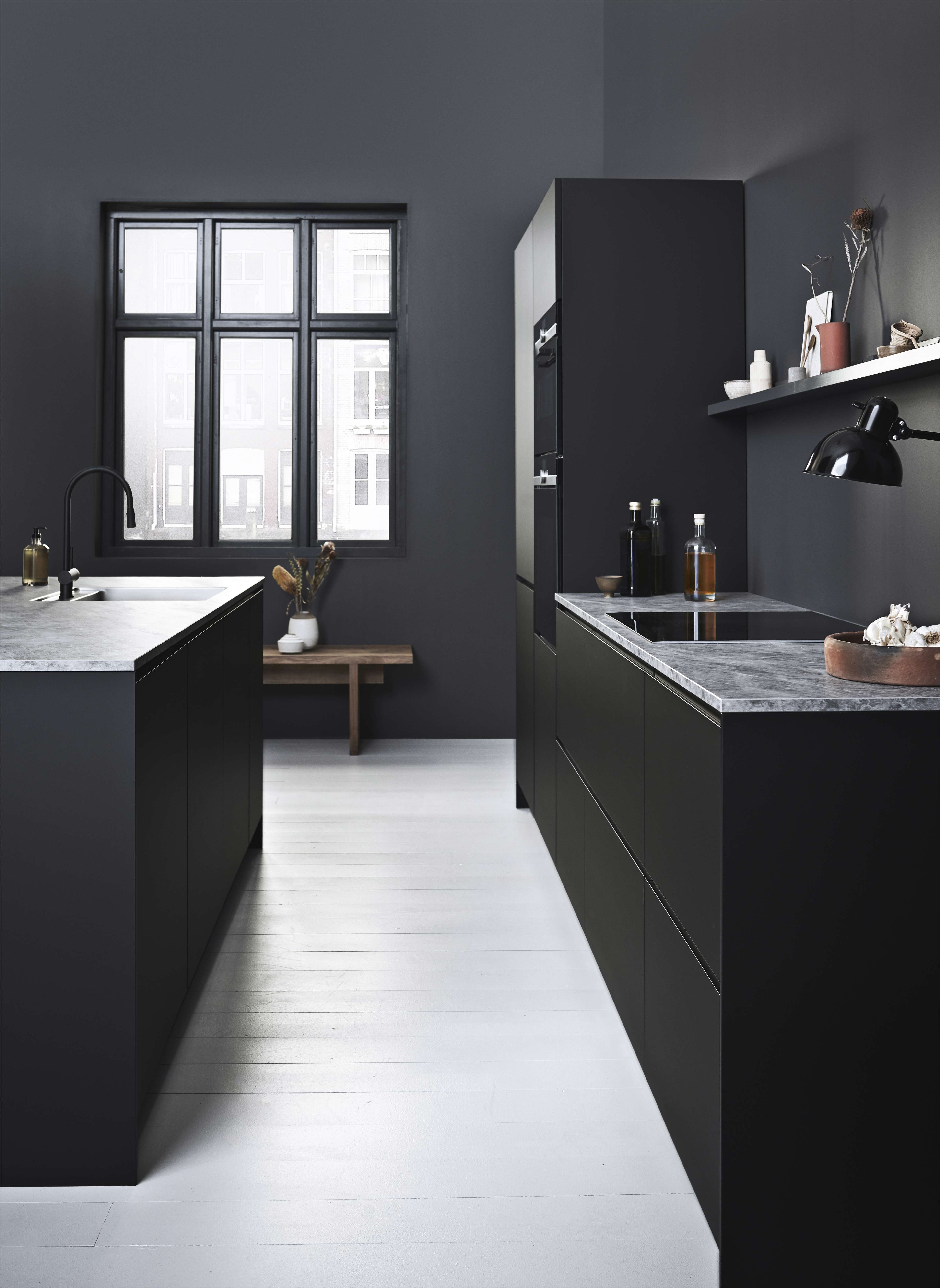 PRATO svart kjøkken med elegante skap og minimalistisk design, med glatte overflater og elegante linjer for et moderne kulinarisk rom.