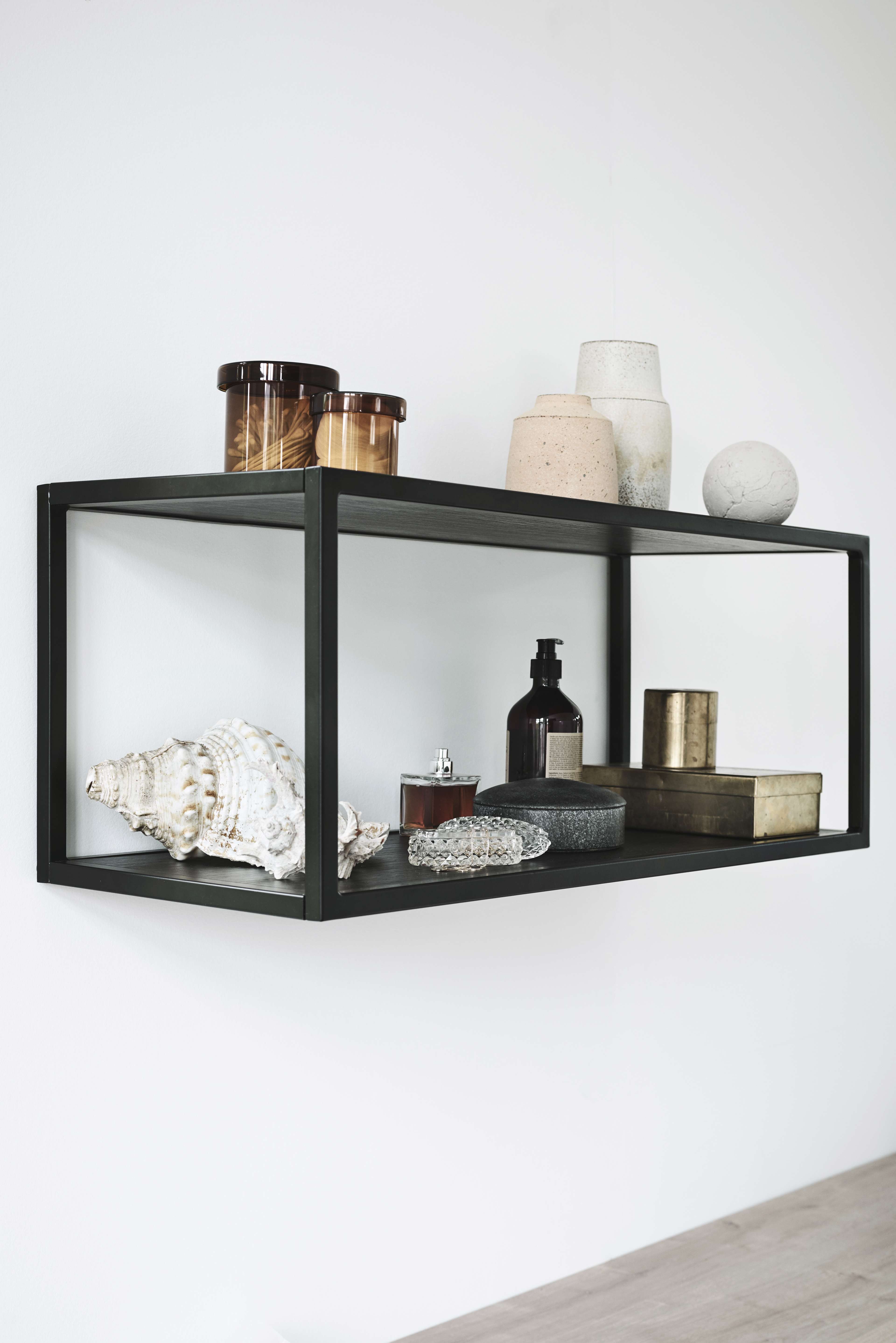 MANO hvit minimalistisk vegghylle i elegant design, med rene linjer og moderne oppbevaringsløsninger, perfekt for å organisere baderomsartikler.