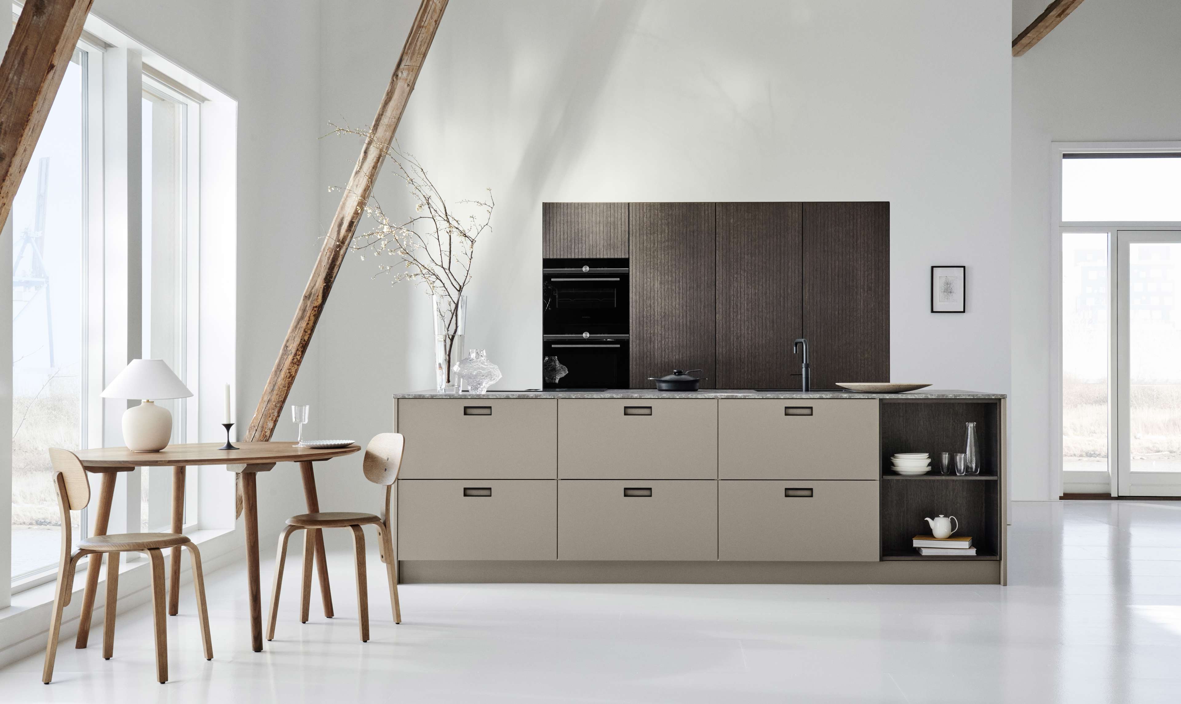AVOLIA lerkök med minimalistisk design, med eleganta skåp och integrerade vitvaror, vilket skapar en harmonisk modern matlagningsplats.