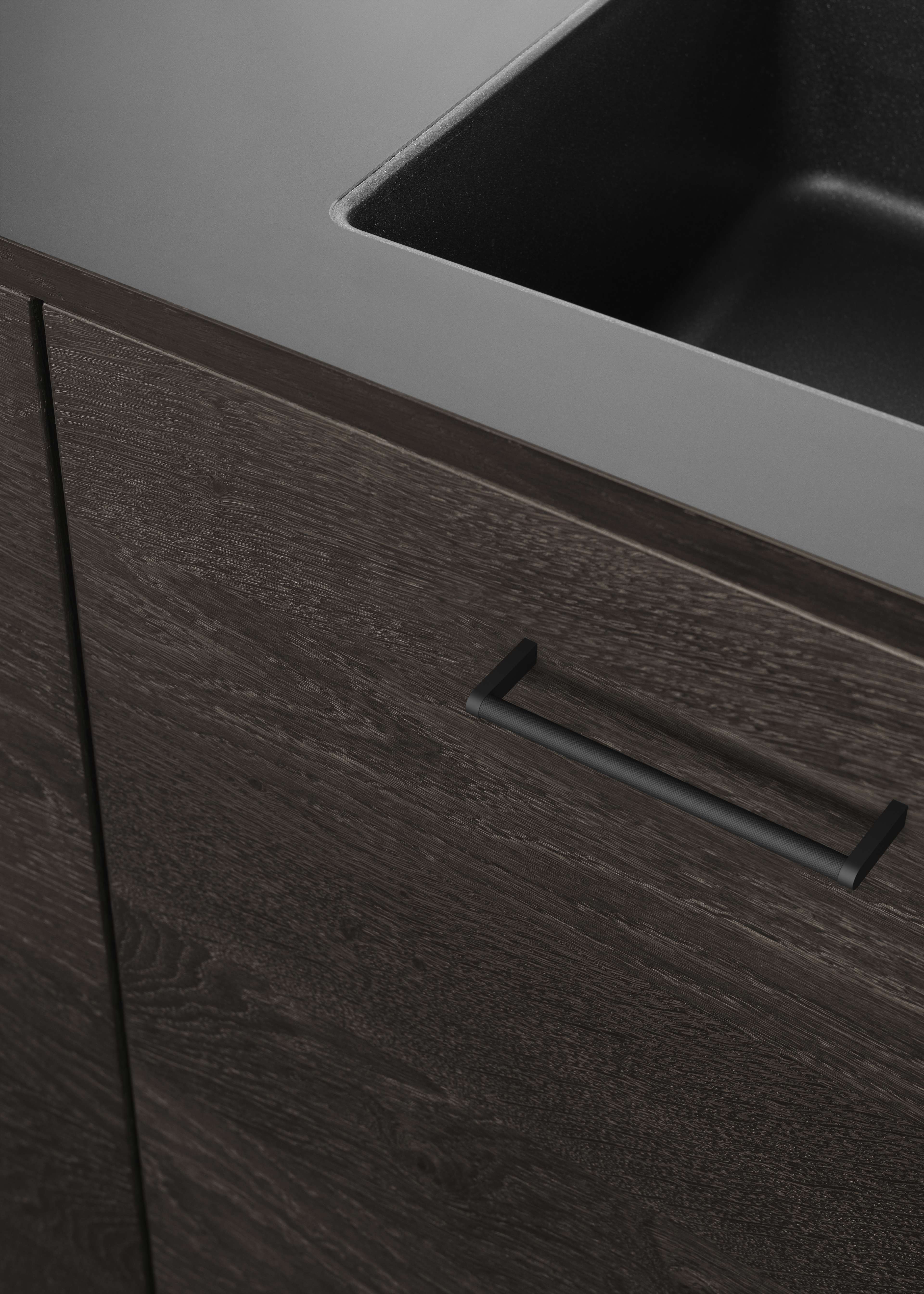 VEDA köksskåpsdörr i mörk ek har en rik, djup träfiberstruktur med elegant svart handtag, som erbjuder en modern och elegant estetik.
