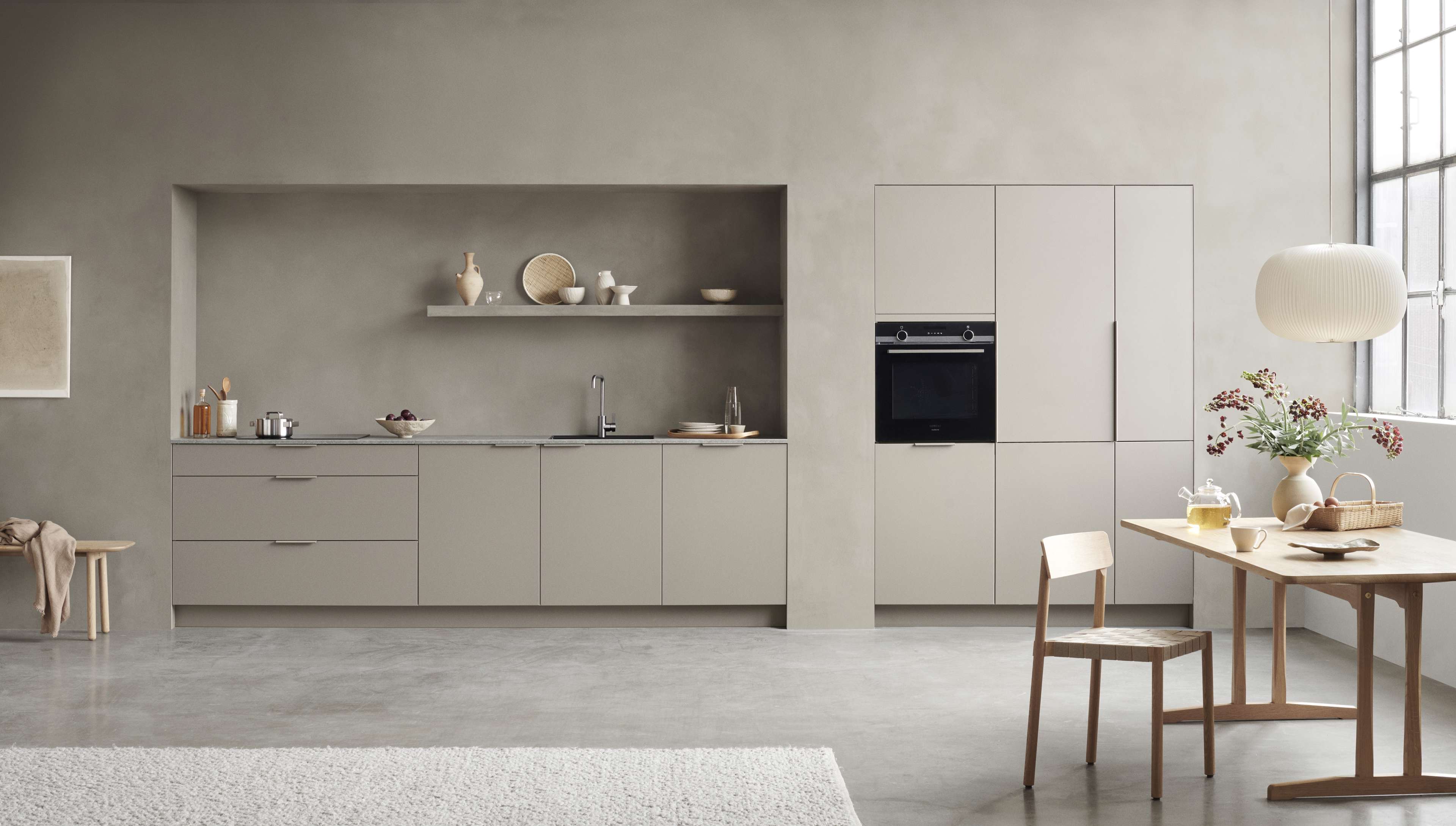 BORDO clay kitchen cabinets with a minimalist design and matte finish, create a modern yet warm atmosphere, enhancing space efficiency and style.