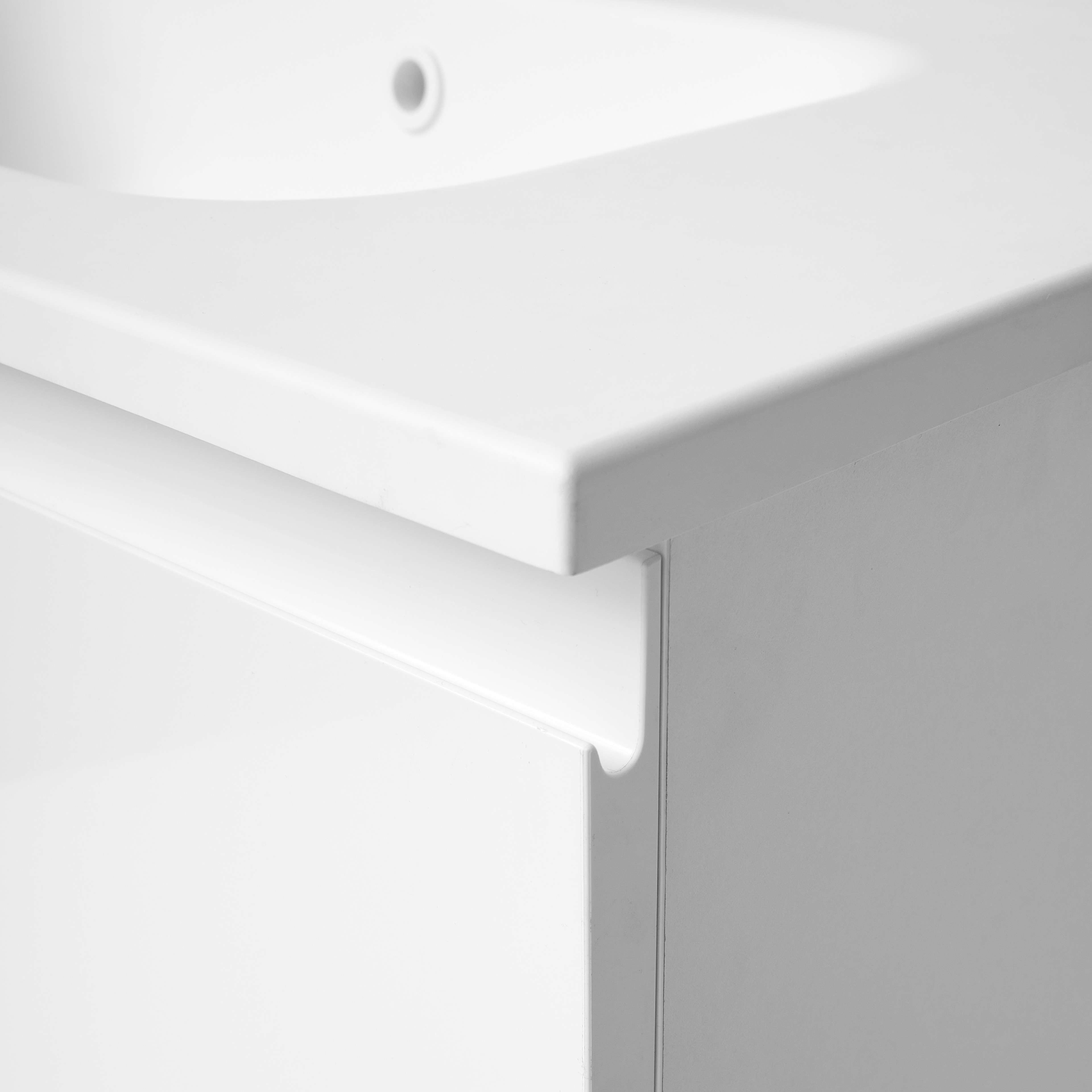 KVIKSETS hvitt baderomsskap designet for Bath-serien, med et elegant integrert håndtak og glatt overflate for moderne minimalistisk eleganse.