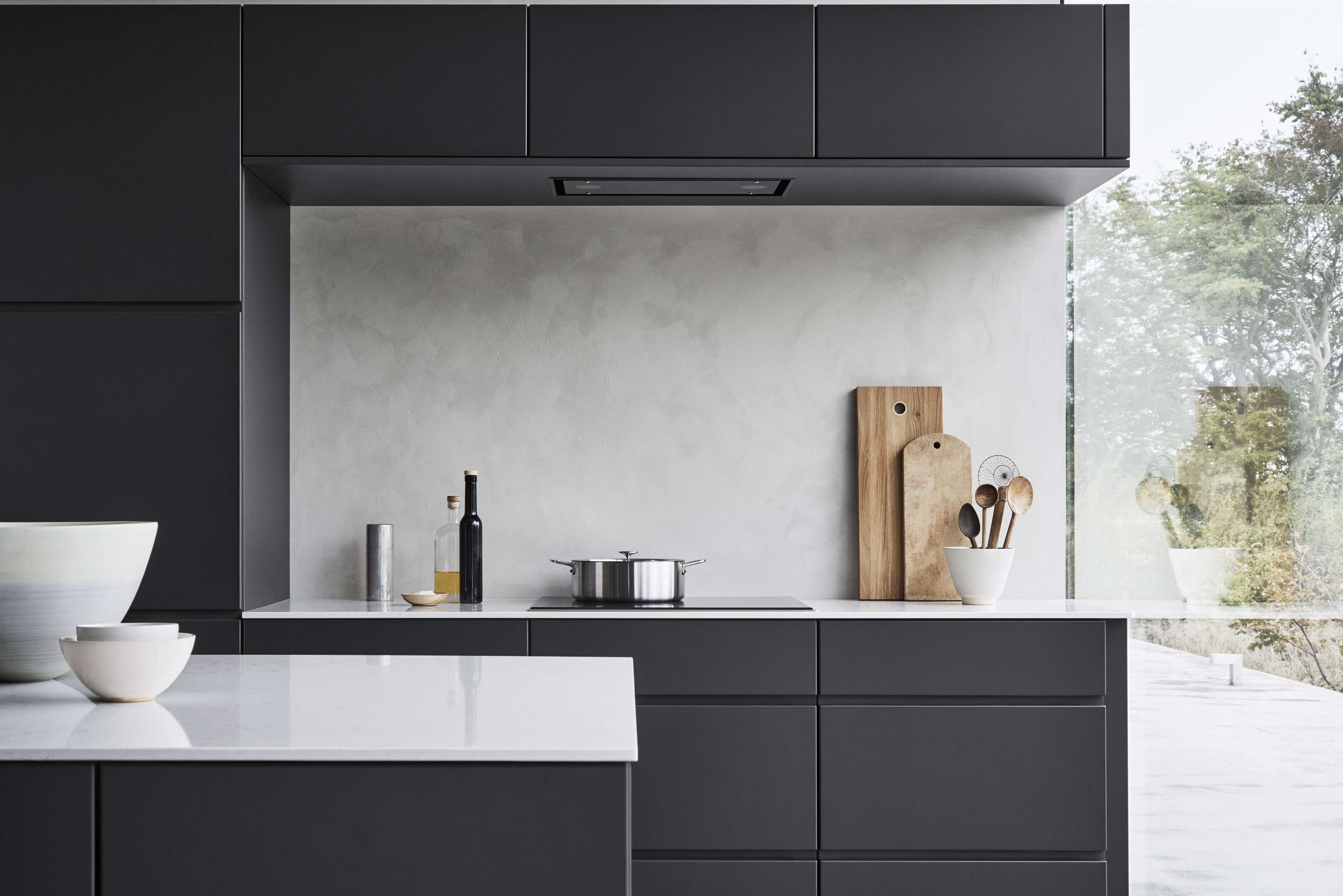MANO mørkegrå køkken med slankt, minimalistisk design med glatte, moderne skabe og integrerede hvidevarer for et sofistikeret look.