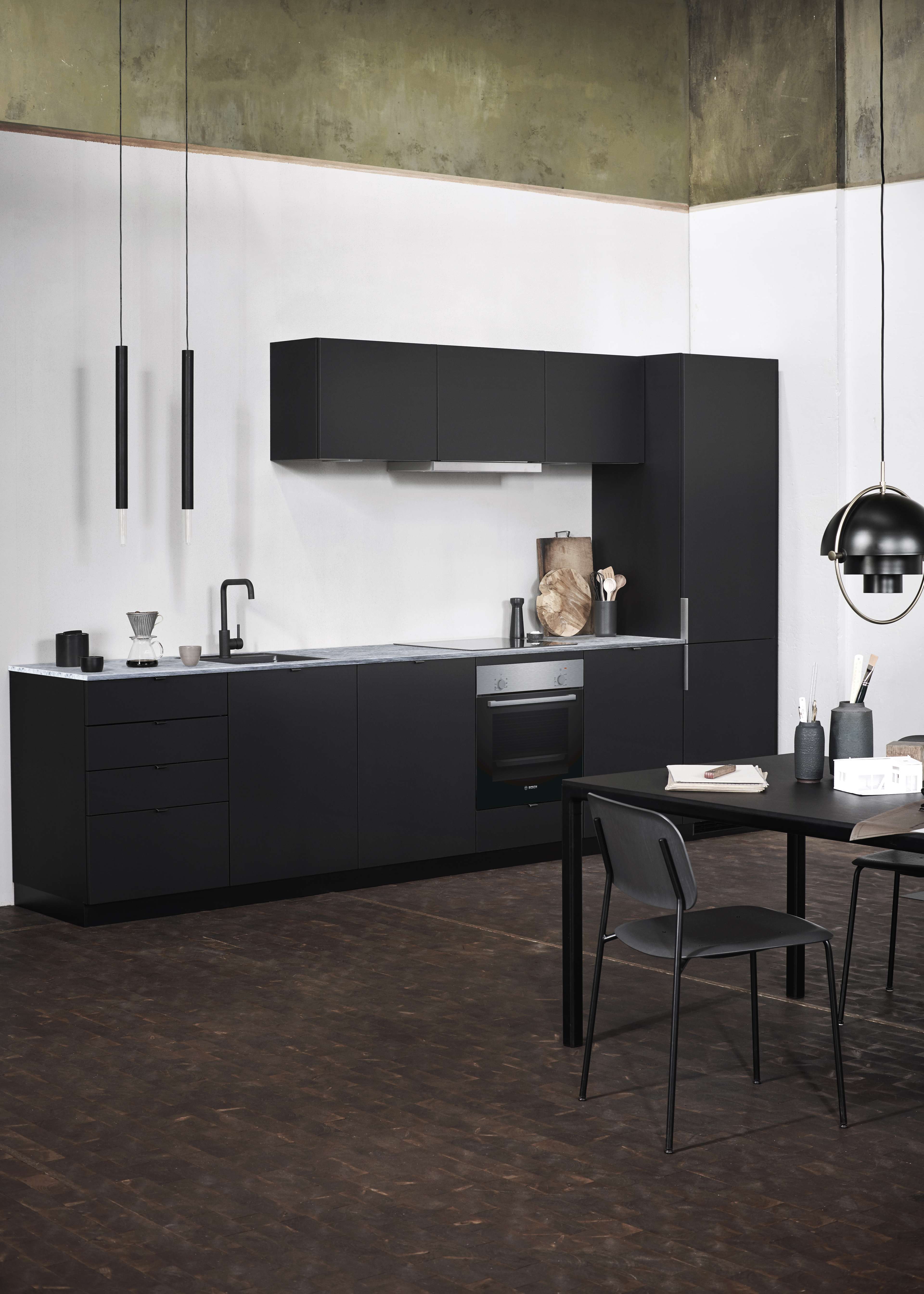 Schwarze BORDO-Küche mit minimalistischem Design, eleganten Schränken, integrierten Geräten und einem dunklen, modernen Finish für einen stilvollen Kochbereich.
